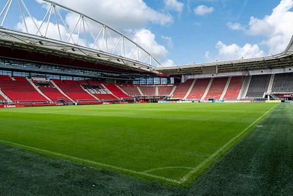 Waarom AZ’s controle voetbal juist nu onder druk wordt getest