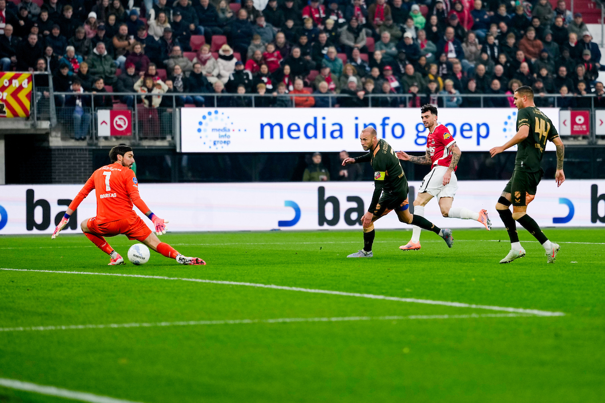 Dubbelslag Parrott en beauty Mees de Wit helpen AZ aan ruime zege op FC Utrecht