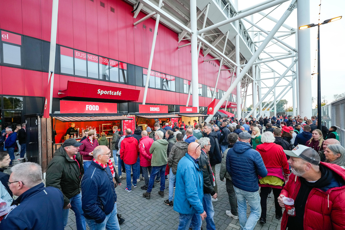 Hoe lang mag je wachten op een biertje in de rij?