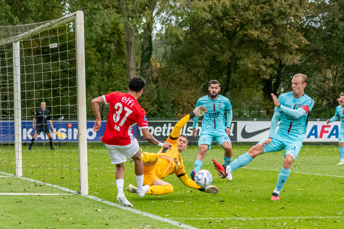 AZ dankt Mijnans bij oefenoverwinning op Almere City