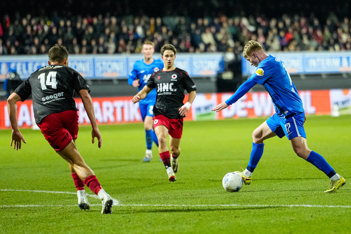 AZ pakt in extremis de volle buit op Woudestijn