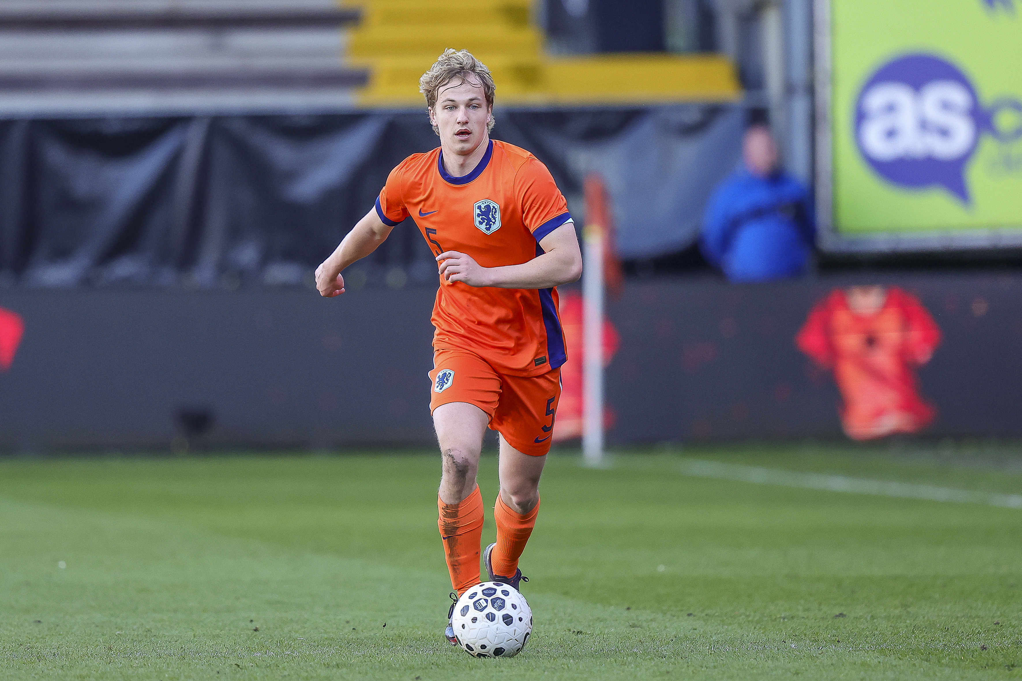 AZ ziet meerdere biedingen op Jong Oranje-back afgewezen