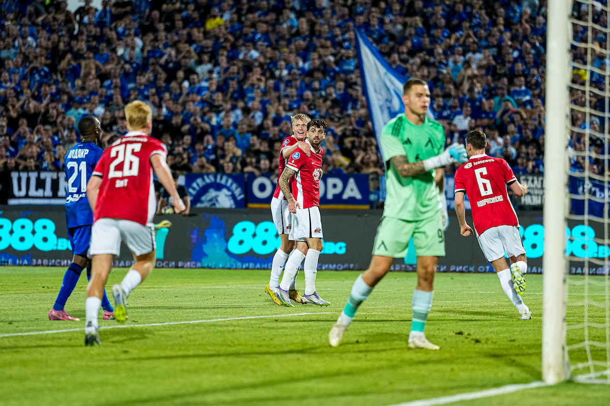 AZ met een been in hoofdtoernooi na zege in Sofia