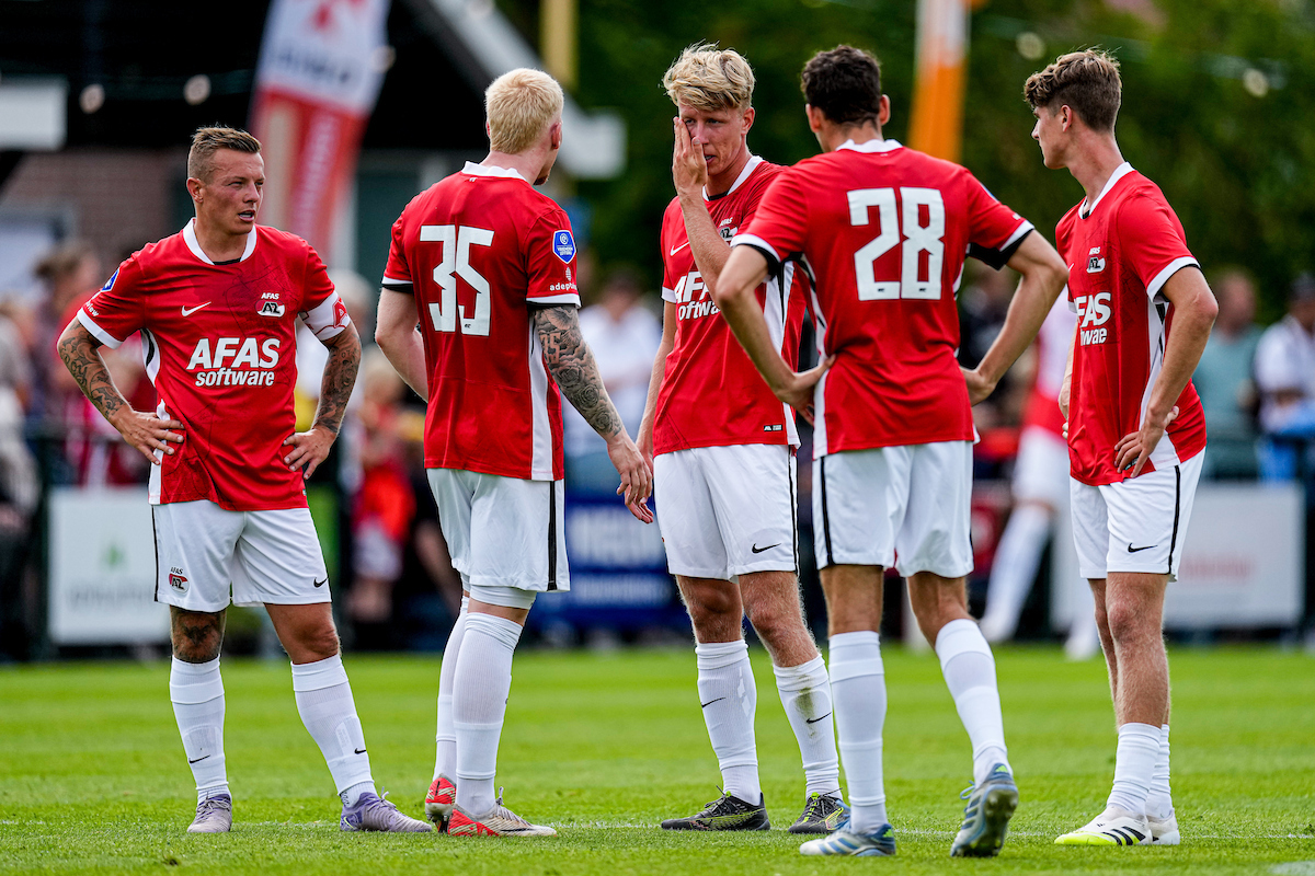 AZ sluit tweede oefenwedstrijd af met nipte nederlaag tegen Belgische promovendus