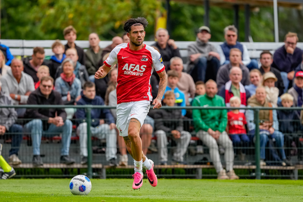 Kasius scoort tweemaal bij rentree voor AZ in ruime oefenzege op Jong NEC