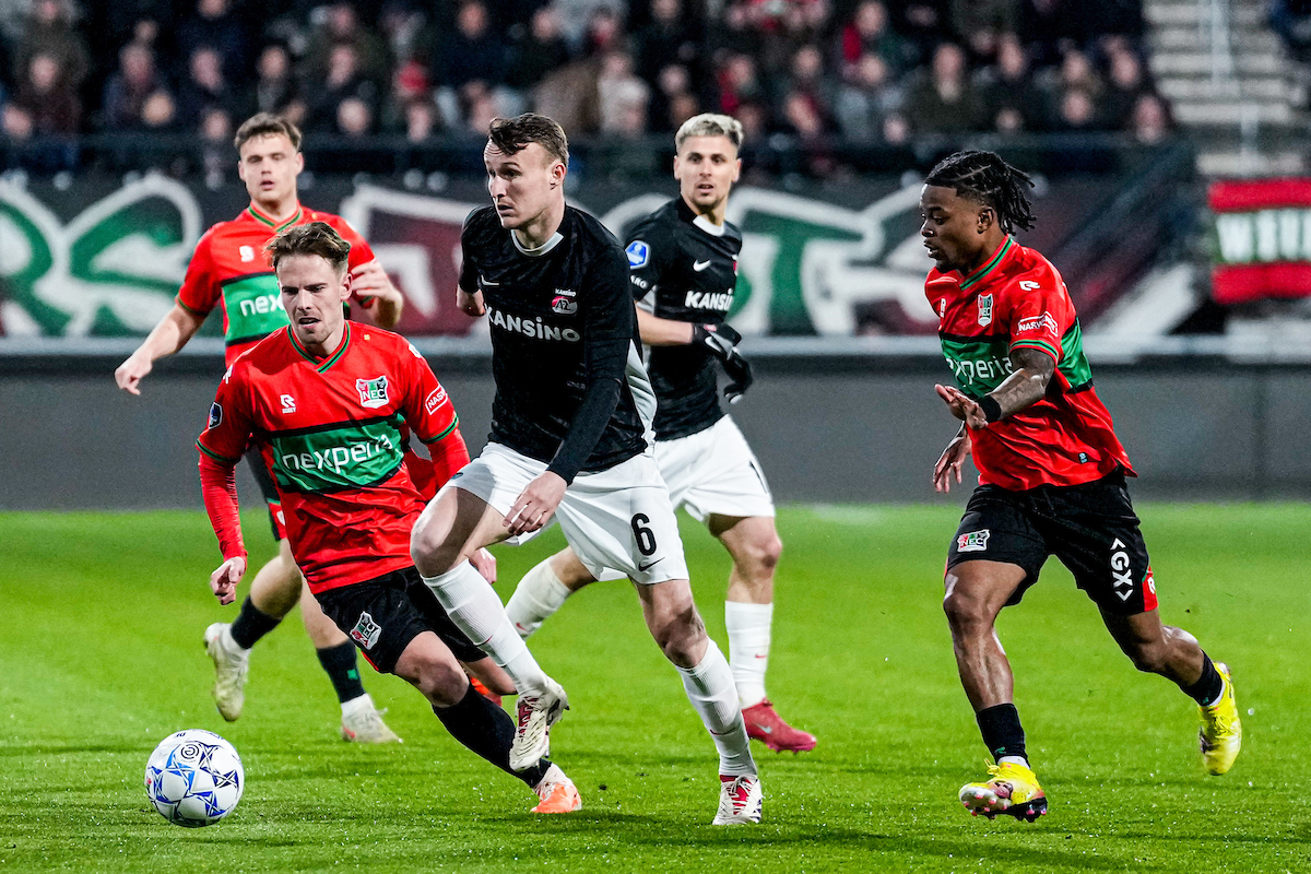 AZ geeft voorsprong weg in knotsgek duel in Nijmegen