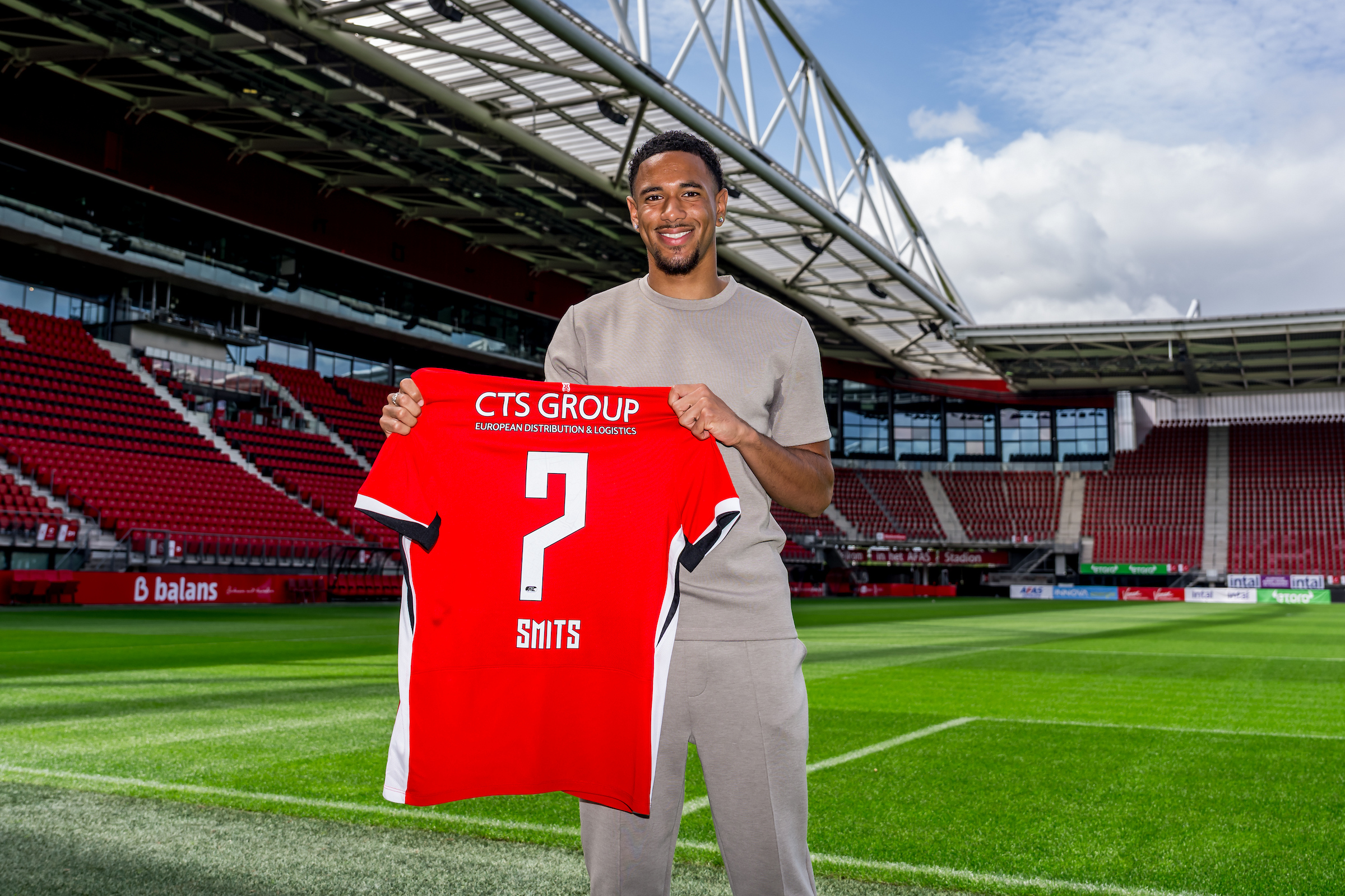 Jeugdspits Smits tekent nieuw contract: 'Voel me thuis bij AZ'