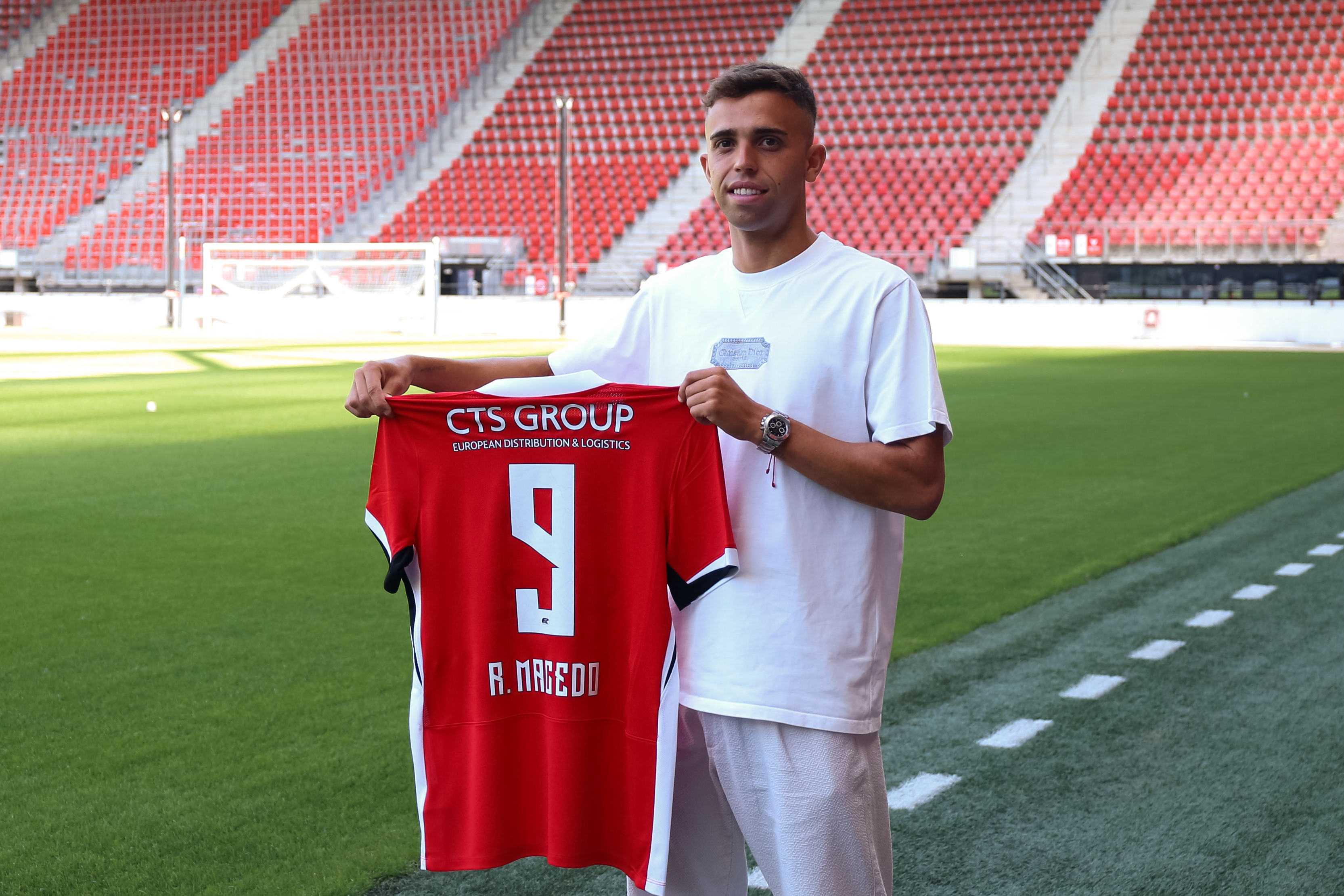 AZ contracteert Portugese spits Macedo