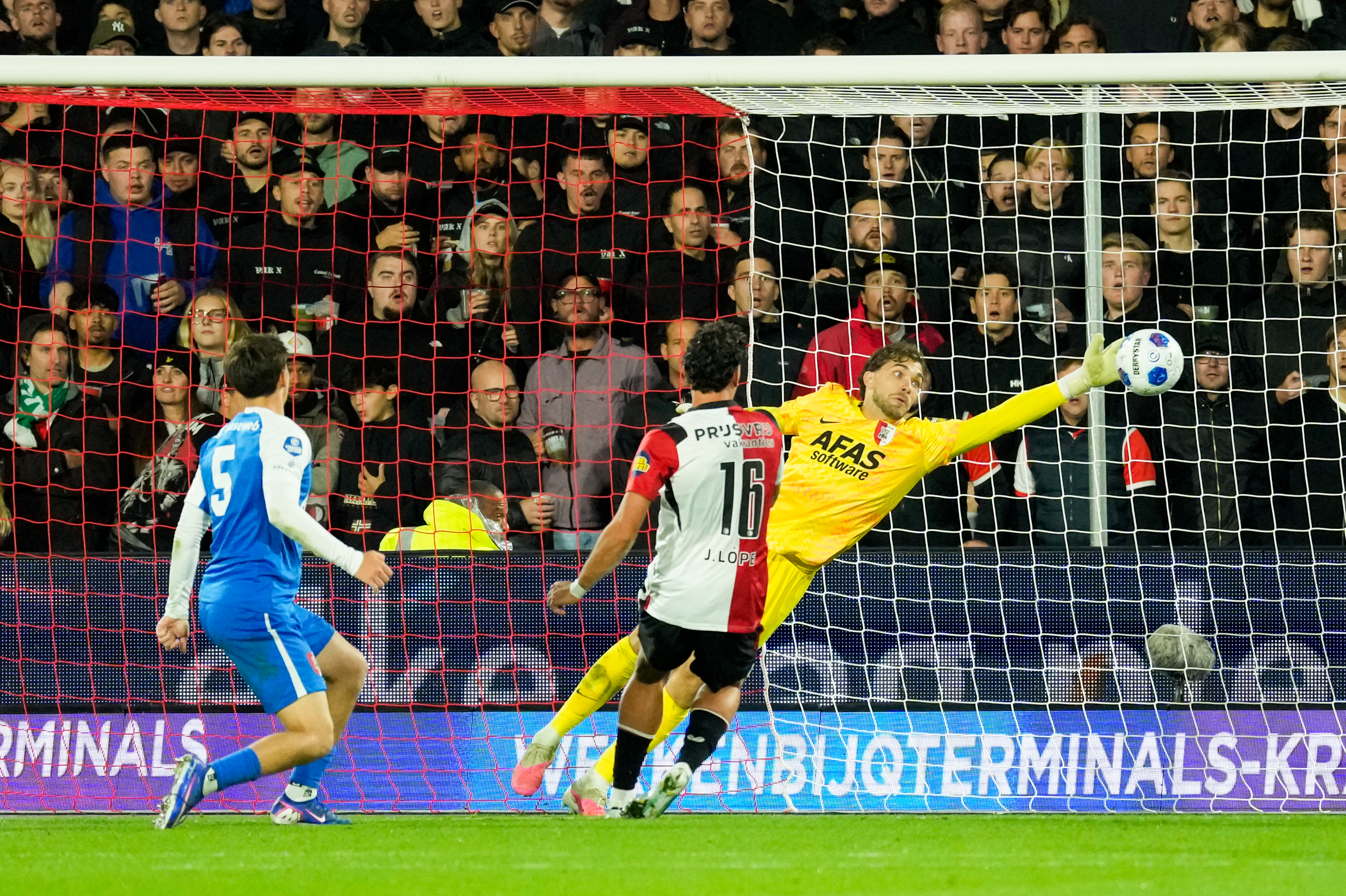 AZ lijdt bij Feyenoord eerste competitienederlaag
