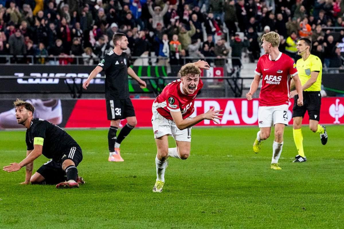 AZ rekent simpel af met FC Noah en stoot door tot de laatste 16