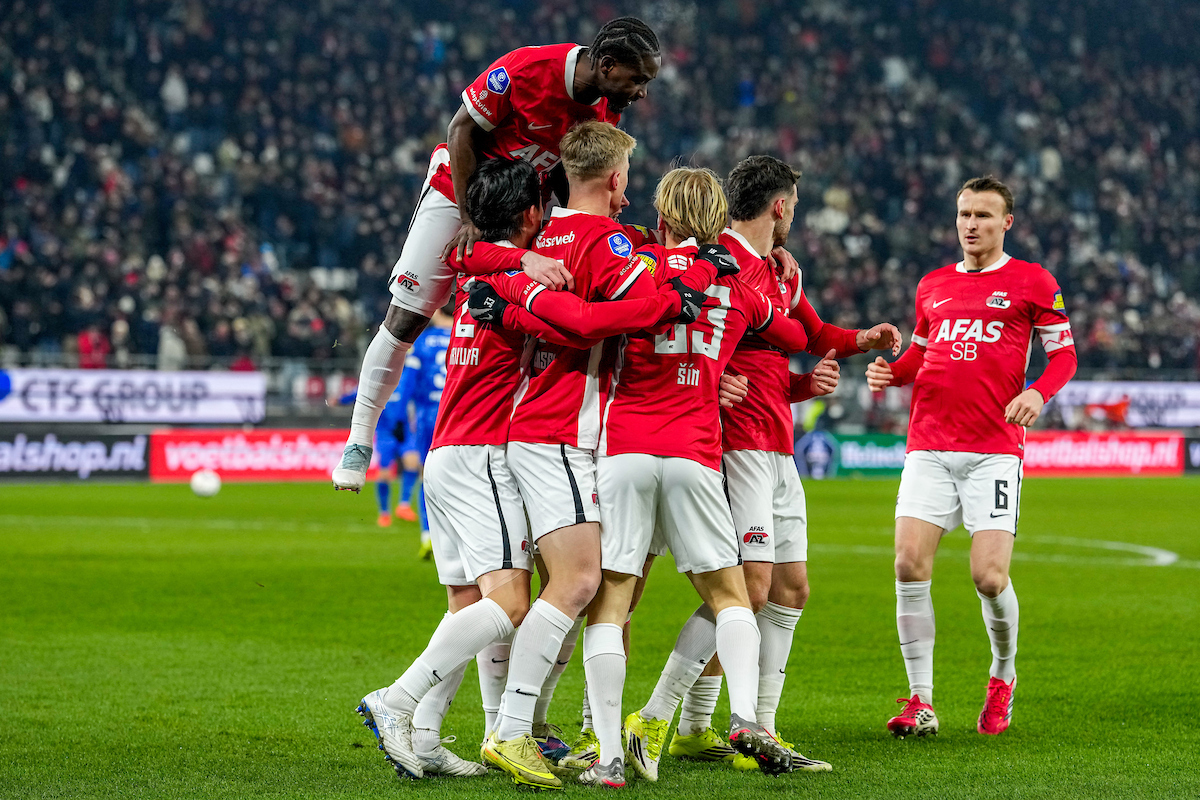 AZ met kunst en vliegwerk naar halve finale bekertoernooi
