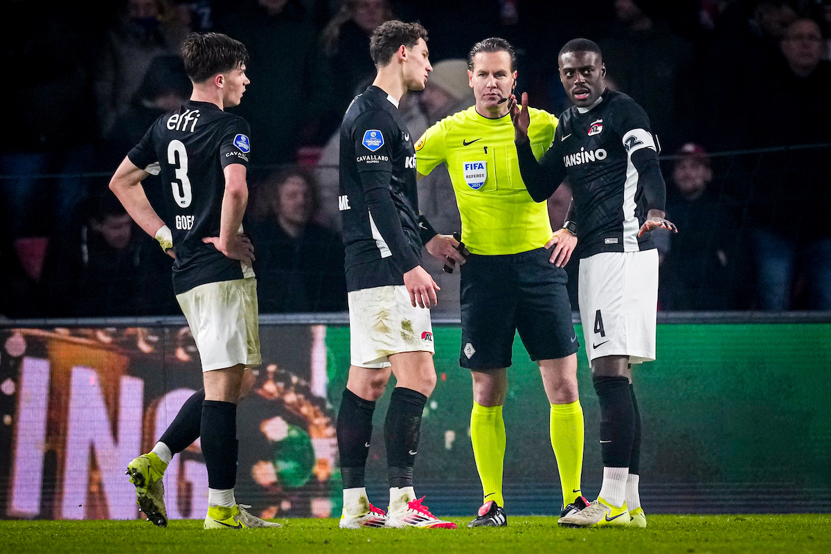 Van Bommel heeft advies voor Makkelie na discutabele penalty: ''Hij moet als een voetballer denken''