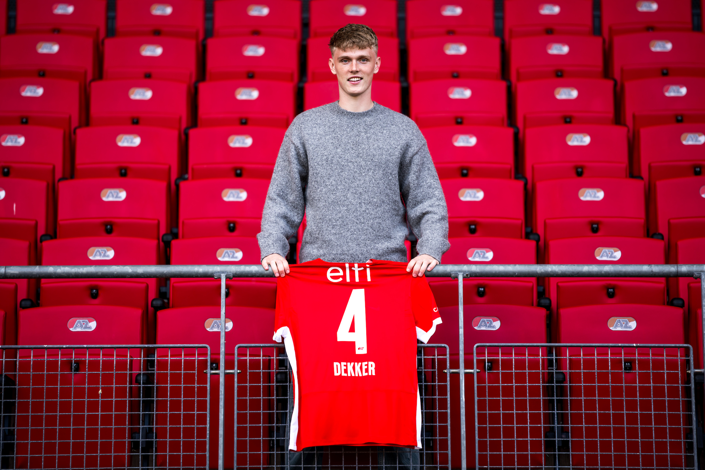 Maxim Dekker tekent nieuw contract bij AZ en krijgt rugnummer 4