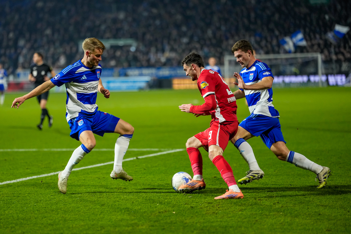 HT: Inspiratieloos AZ kijkt tegen een achterstand aan in Zwolle