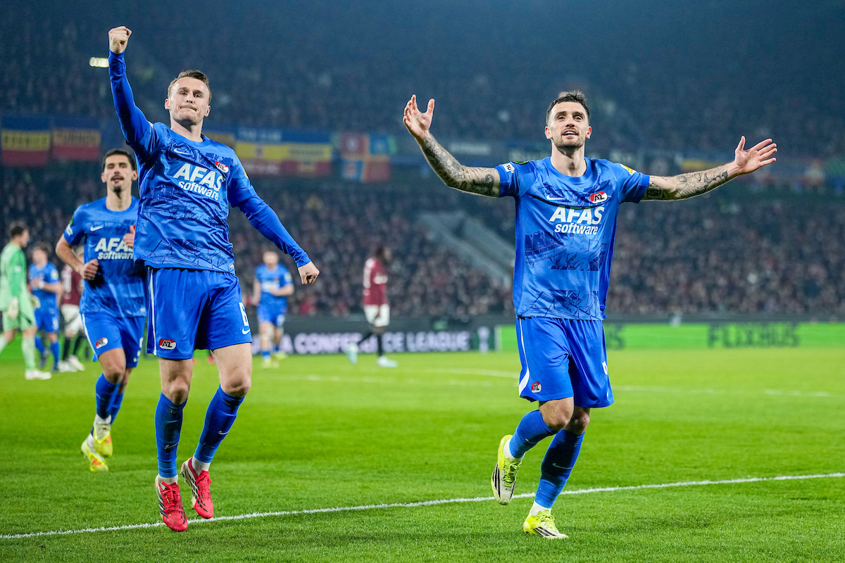 AZ vernedert Sparta Praag en voegt zich bij de laatste acht