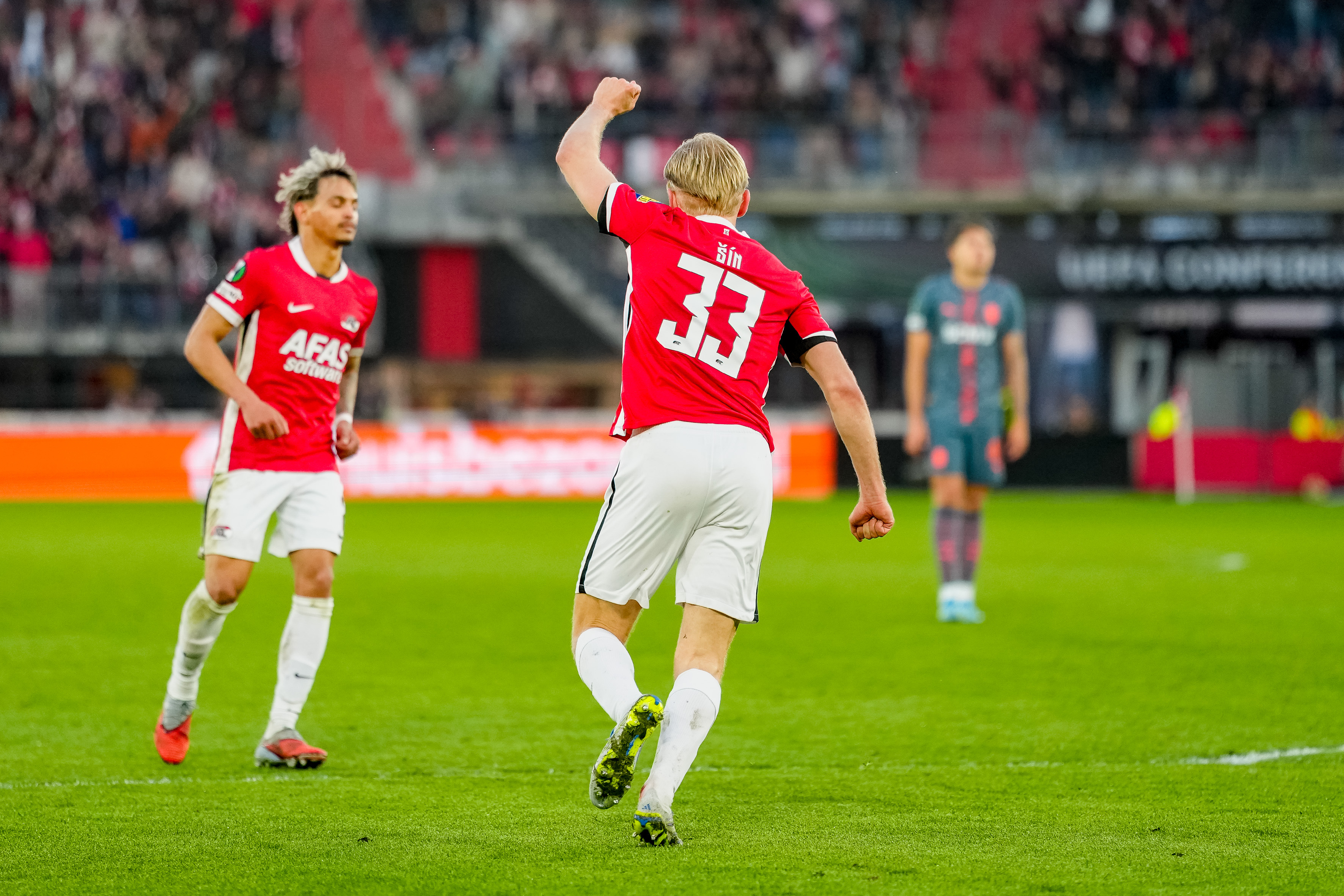 AZ ziet Šín naar ADO vertrekken en meldt zich voor Zwitserse middenvelder