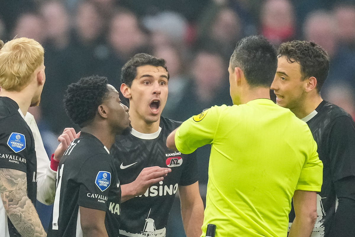 Bizarre slotfase levert AZ een chaotisch 2-2 gelijkspel op tegen Ajax