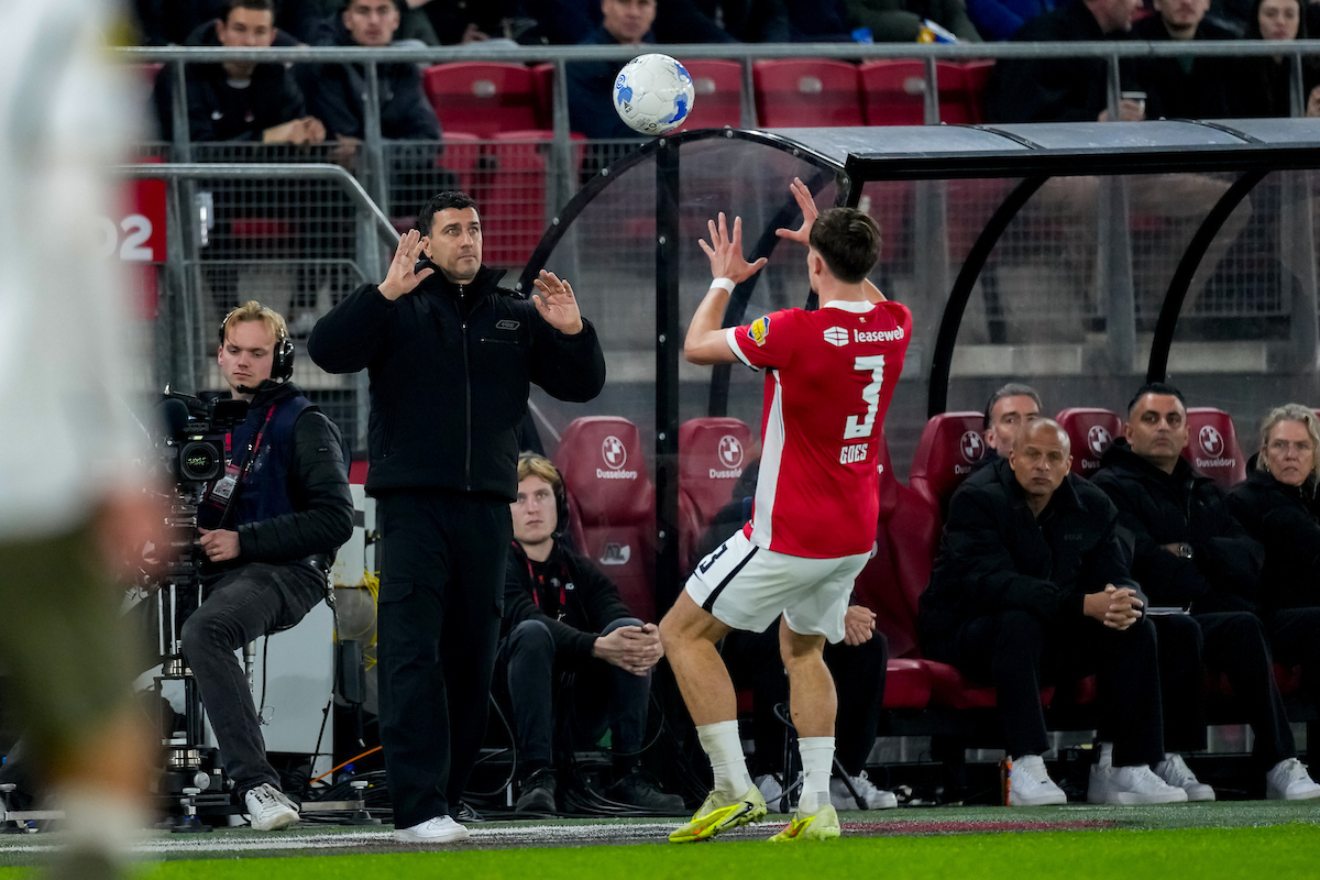 Perez kraakt gedrag AZ-staf na nederlaag in Heerenveen