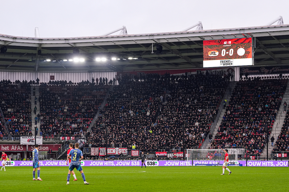 Ophef om 'walgelijke' liedjes vanuit de thuisvakken tijdens AZ - Ajax