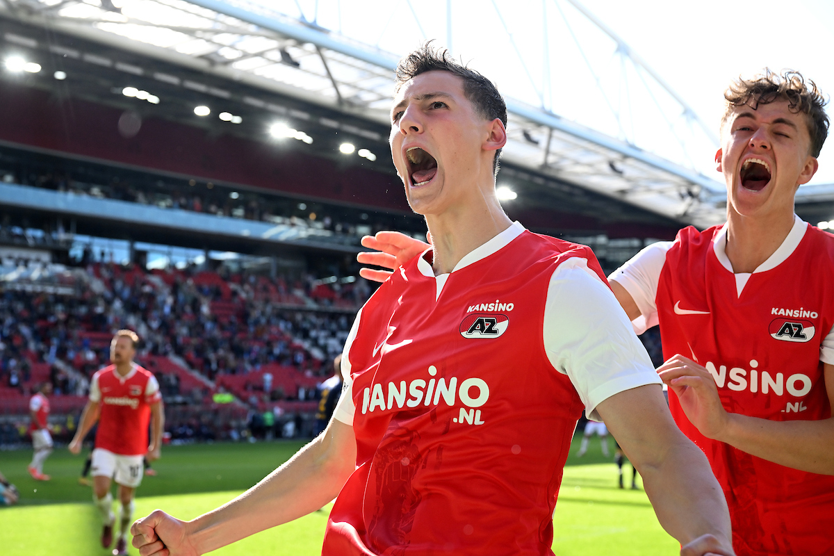 AZ boekt zwaarbevochten zege op FC Twente en mag blijven hopen op Champions League-voetbal