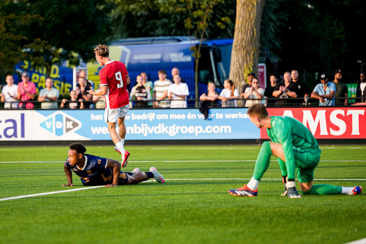 Jong AZ vernedert degradant Willem II mede dankzij dubbelslag van Duijn