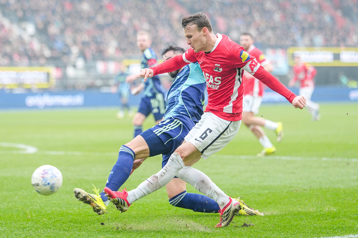 AZ ziet nieuwe zege tegen Ajax door de vingers glippen