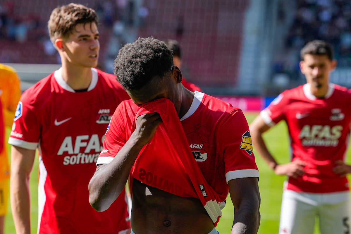 Ernest Poku emotioneel bij afscheid van AZ: "Ik ben de club voor altijd dankbaar"