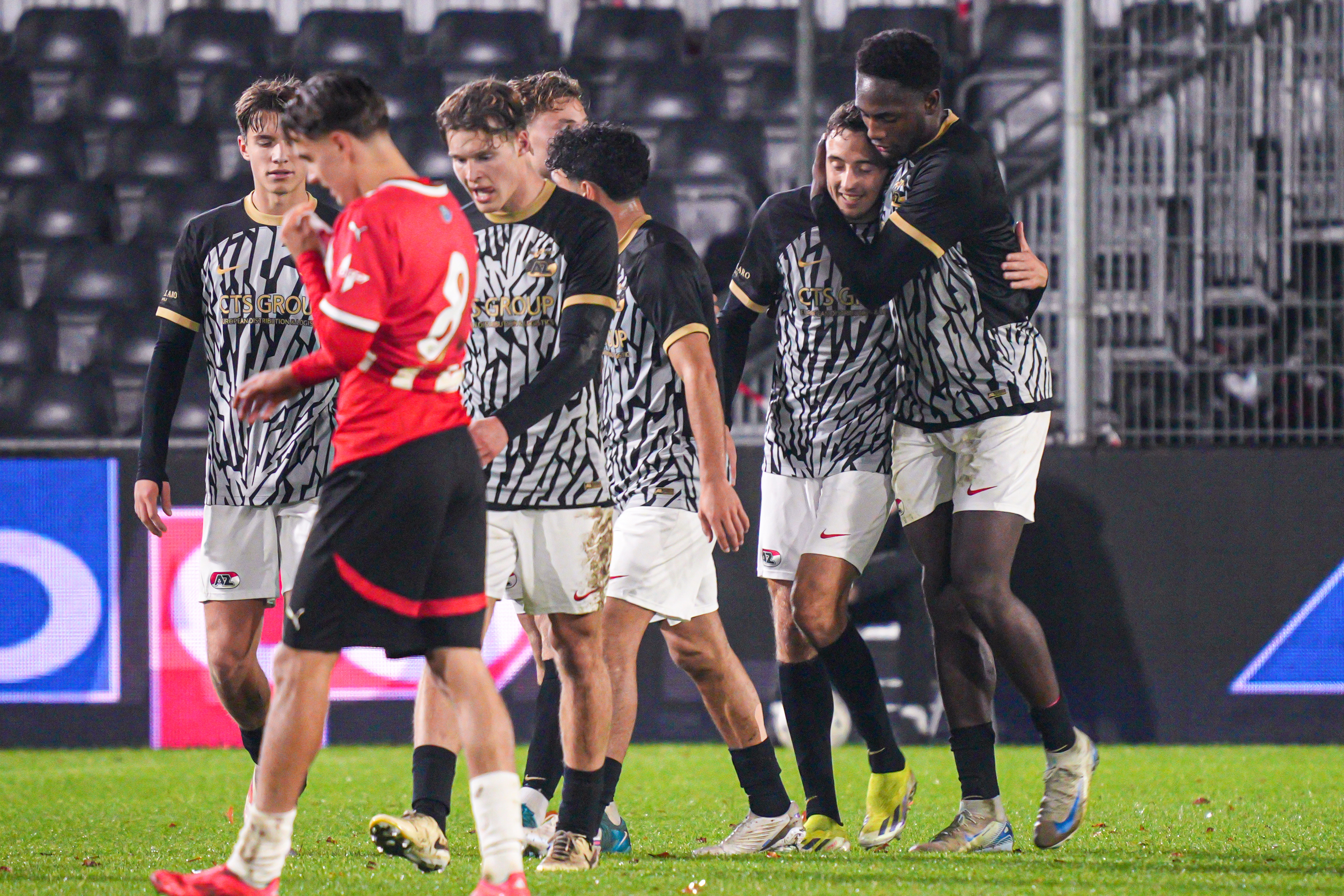 Jong AZ verliest in een boeiend duel met 2-1 van Jong PSV