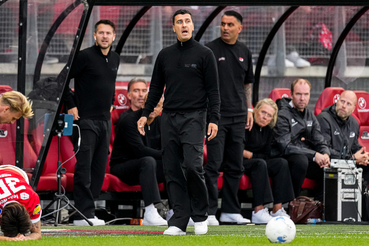 Ron Vlaar en keeperstrainer Sjoerd Woudenberg per direct toegevoegd aan de tec...