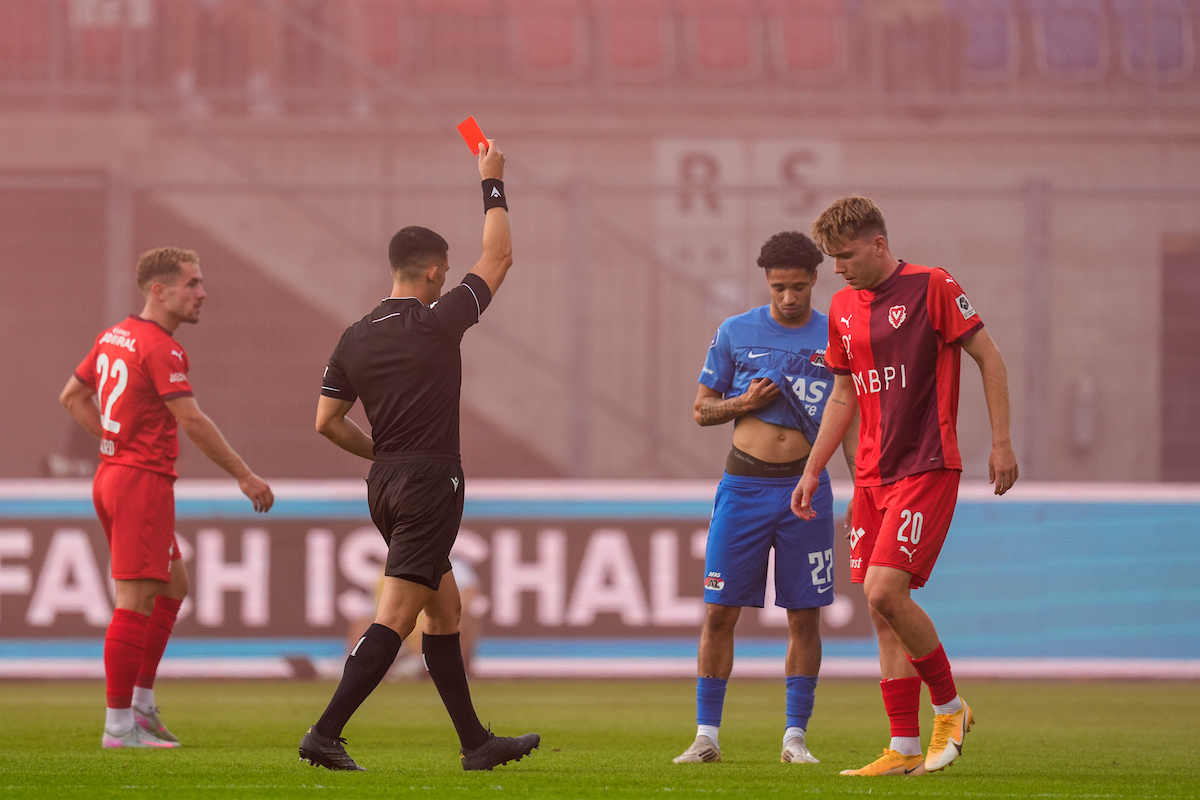 AZ overleeft horrorscenario in Liechtenstein dankzij uitblinkende Jeroen Zoet en goudhaantje Troy Parrott