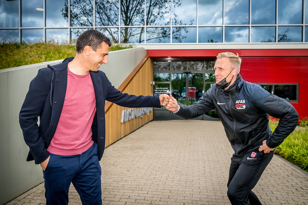 'AZ ziet jeugdtrainer Nick van der Velden VVD vertrekken naar het buitenland'