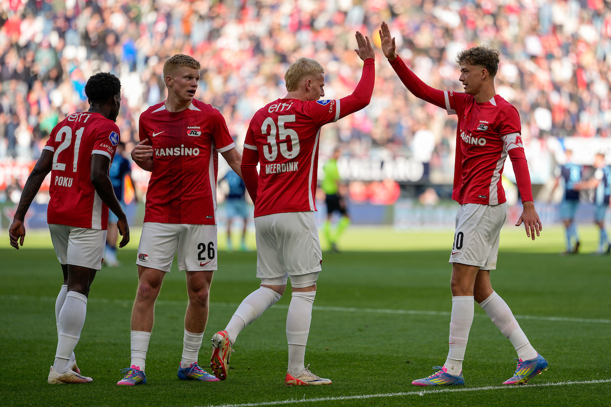 Hatrick Meerdink helpt AZ naar play-off finale in nieuwe veegpartij tegen Heerenveen