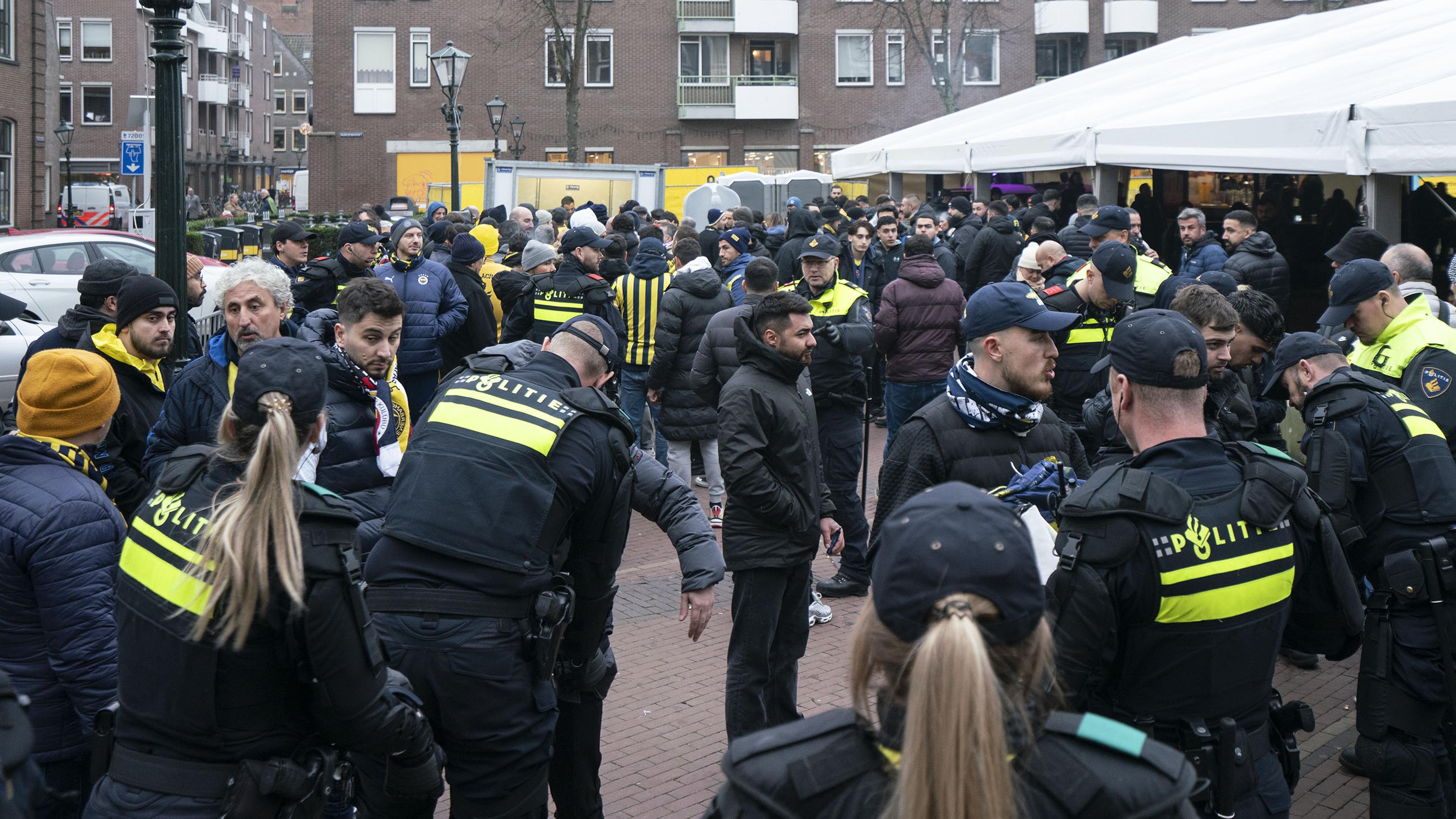 Voorbereidingen AZ – Galatasaray: strikte veiligheidsmaatregelen en speciale r...