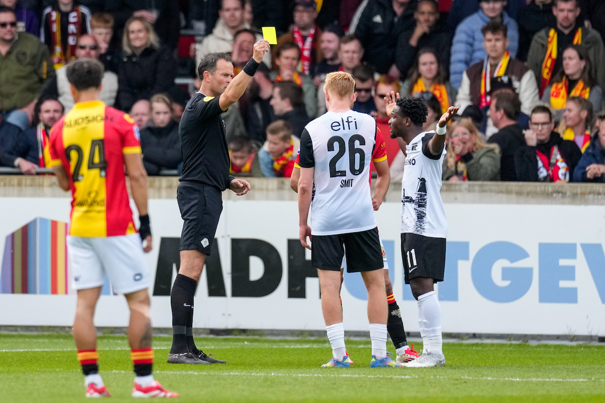 Racisme ontsiert 3-0 uitzege van AZ op Go Ahead Eagles