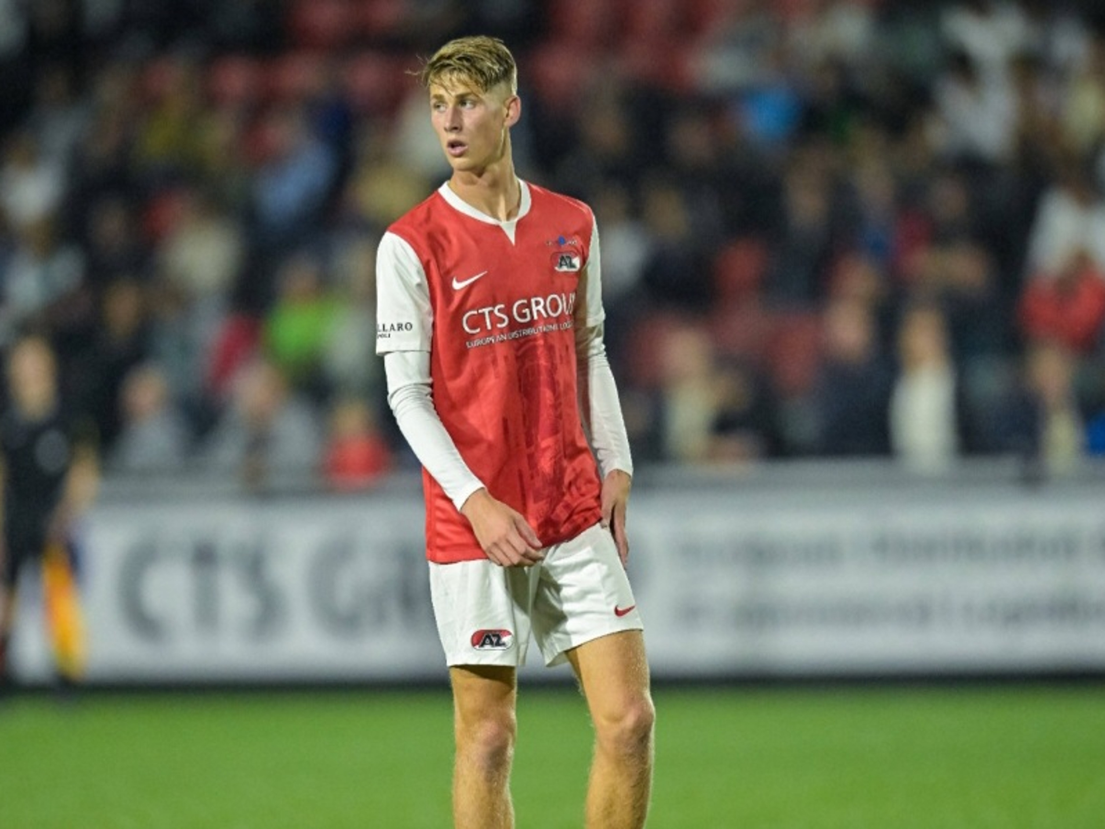 Jong AZ boekt knappe overwinning bij rentree Dave Kwakman