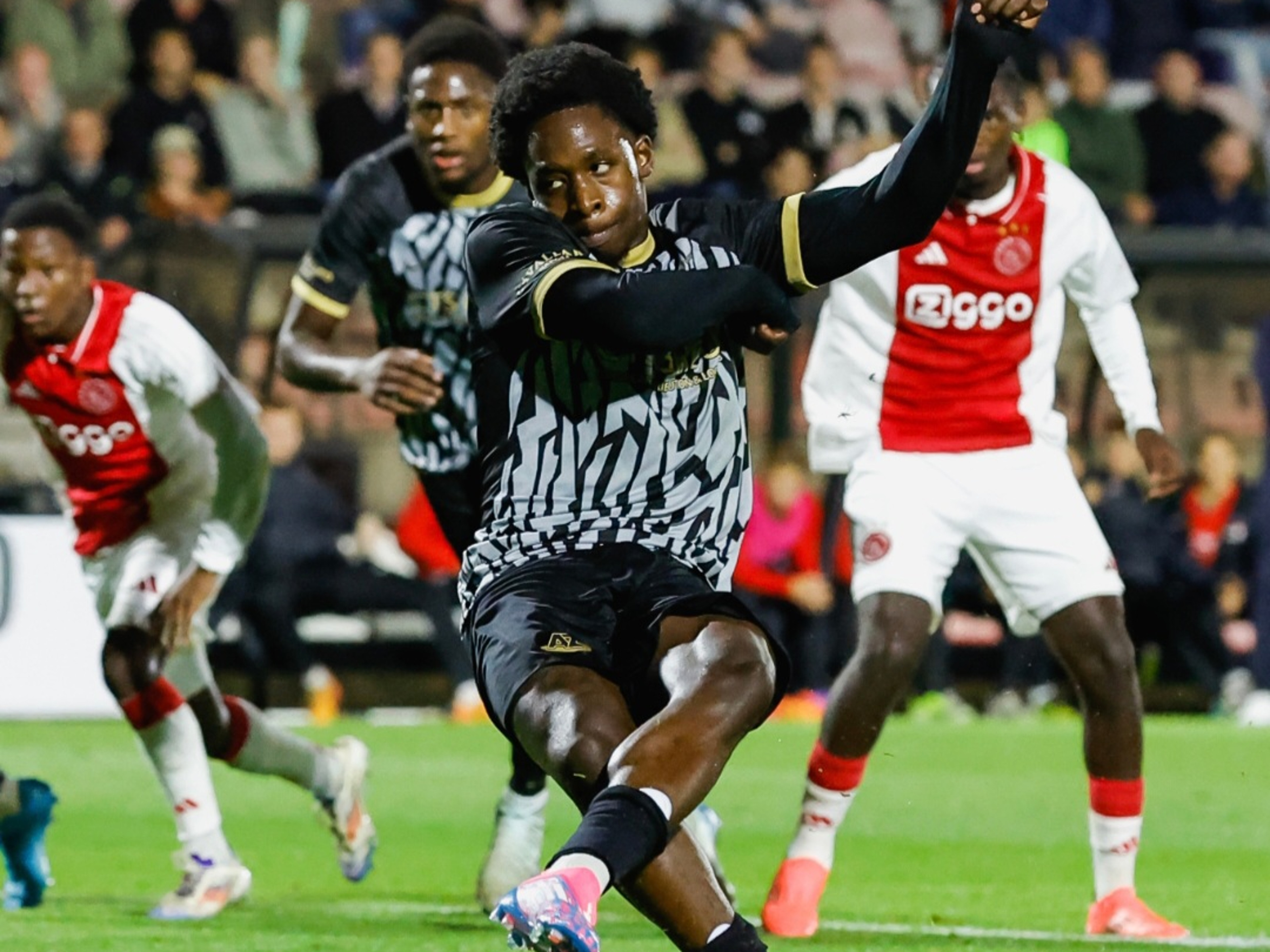 Jayden Addai bezorgt Jong AZ drie punten in Amsterdam