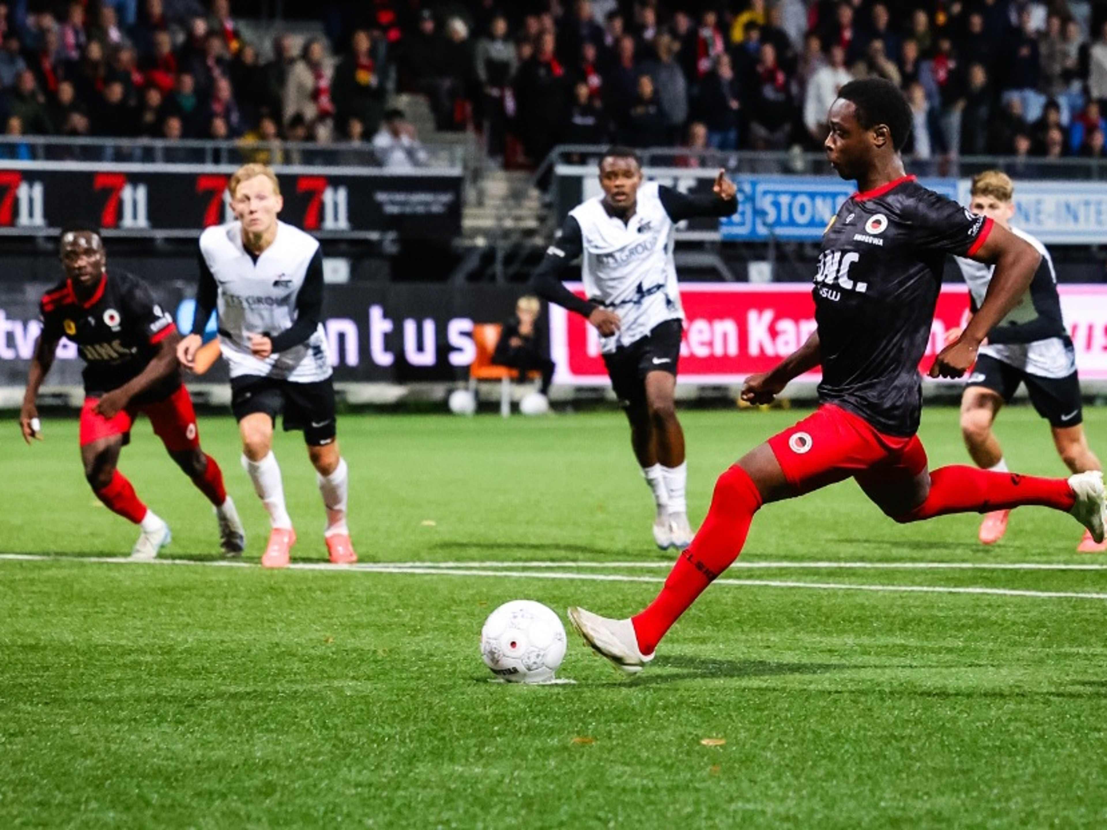 Jong AZ buigt het hoofd op bezoek bij de koploper ondanks vliegende start