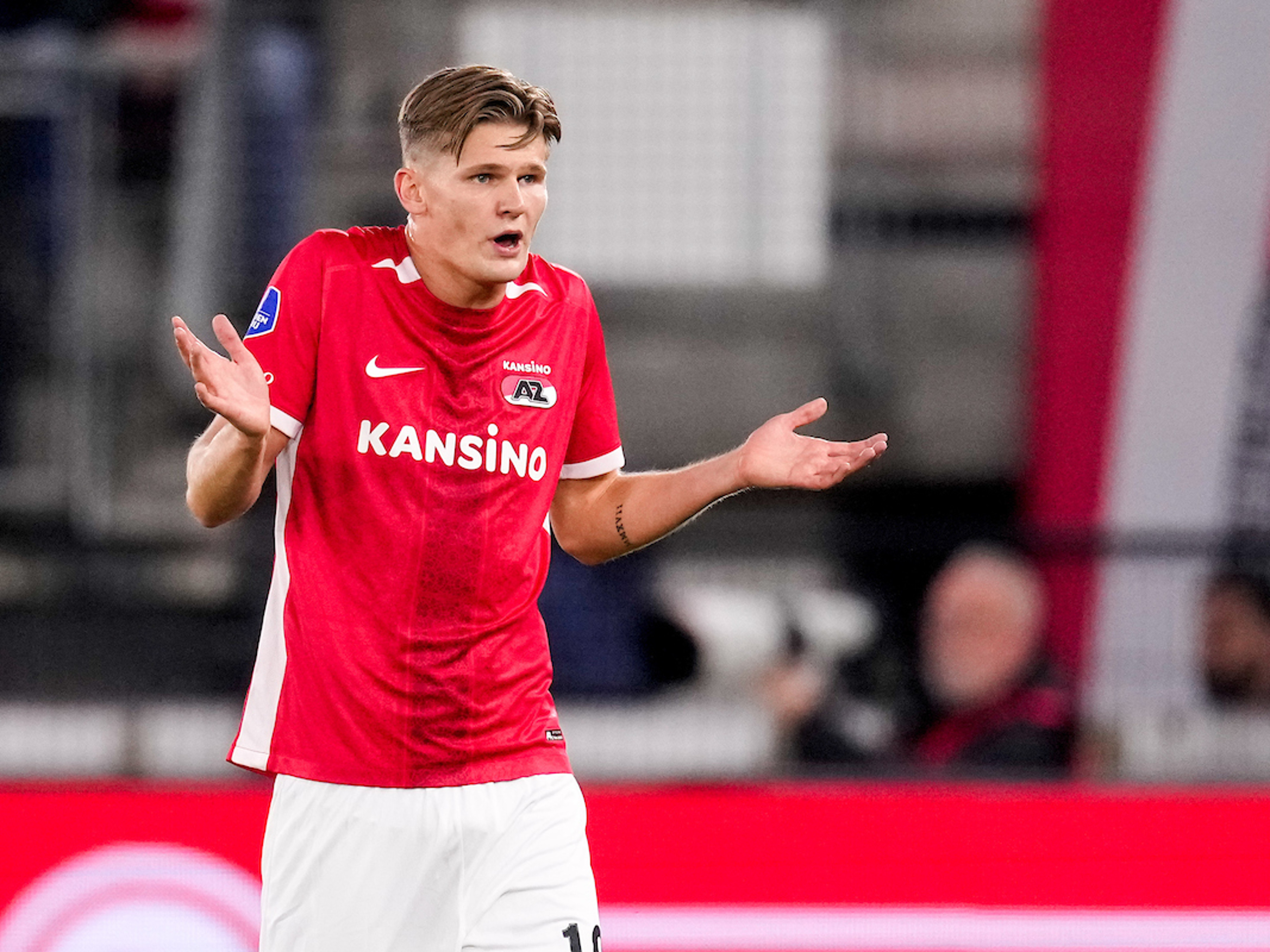 Møller Wolfe trekt boetekleed aan na rode kaart: 'Maar het is een beetje streng'