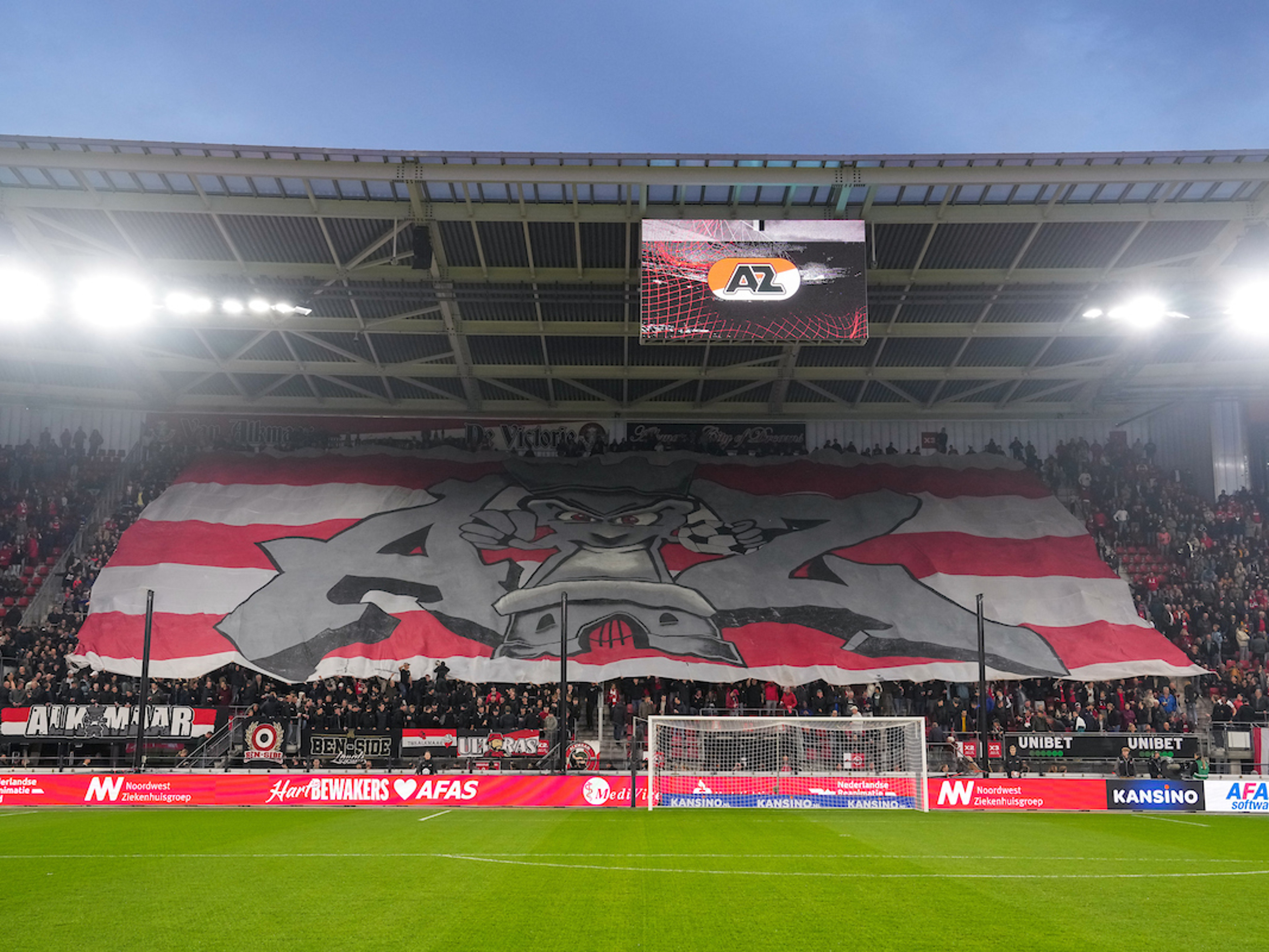 Dubieuze rode kaart doet AZ al na 10 minuten de das om tegen superieur PSV