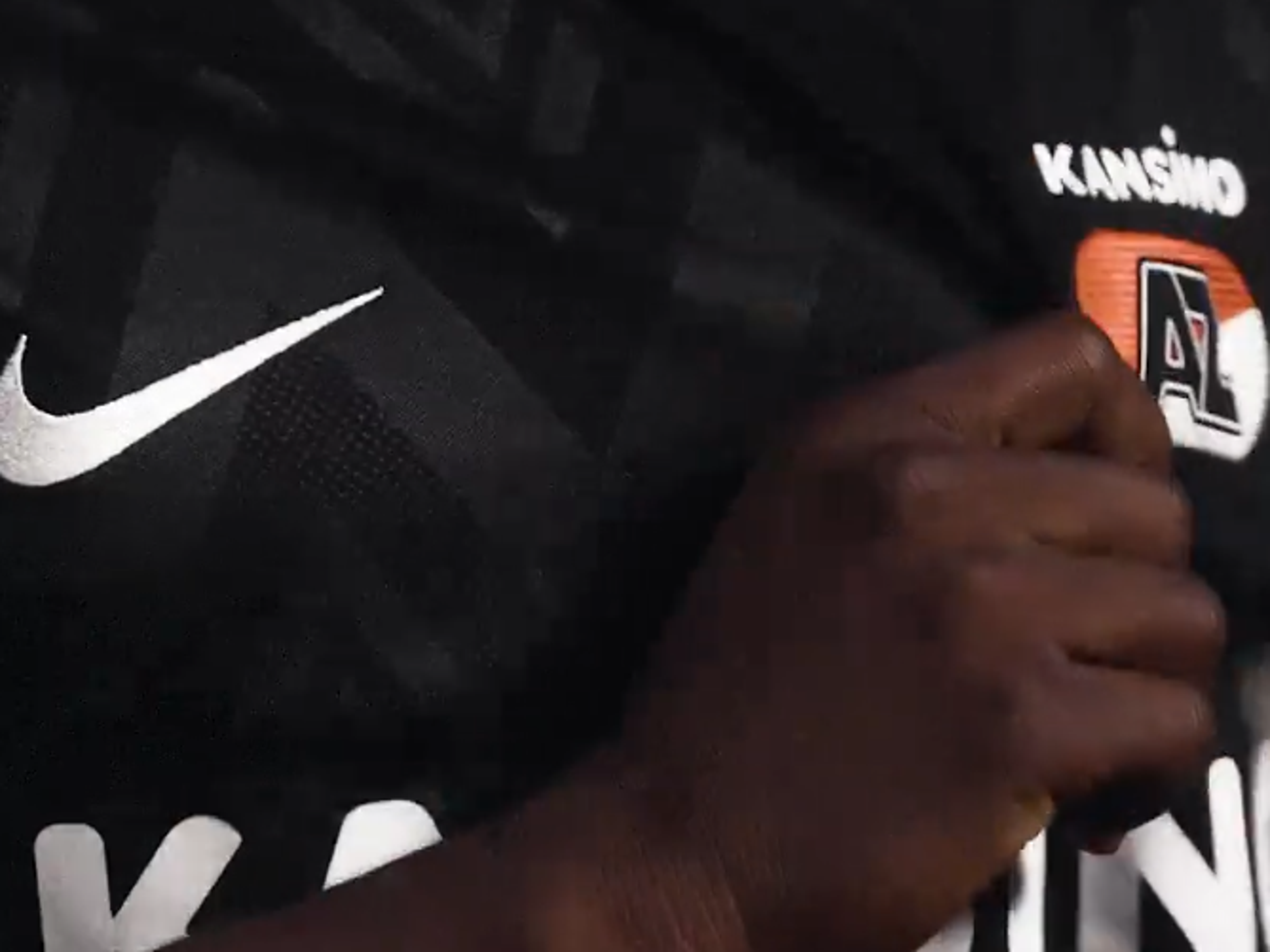 AZ komt met vierde tenue: zwart shirt met witte kraag