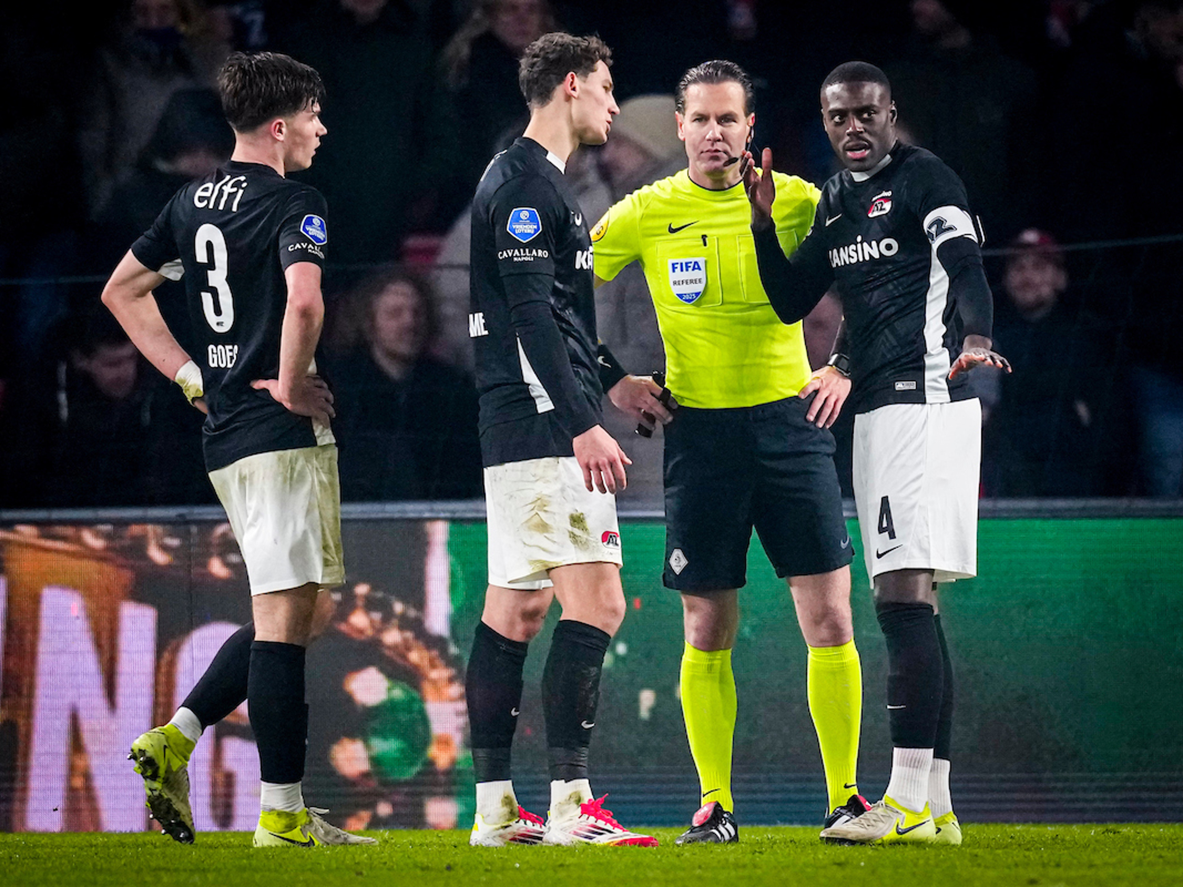 Van Bommel heeft advies voor Makkelie na discutabele penalty: ''Hij moet als een voetballer denken''
