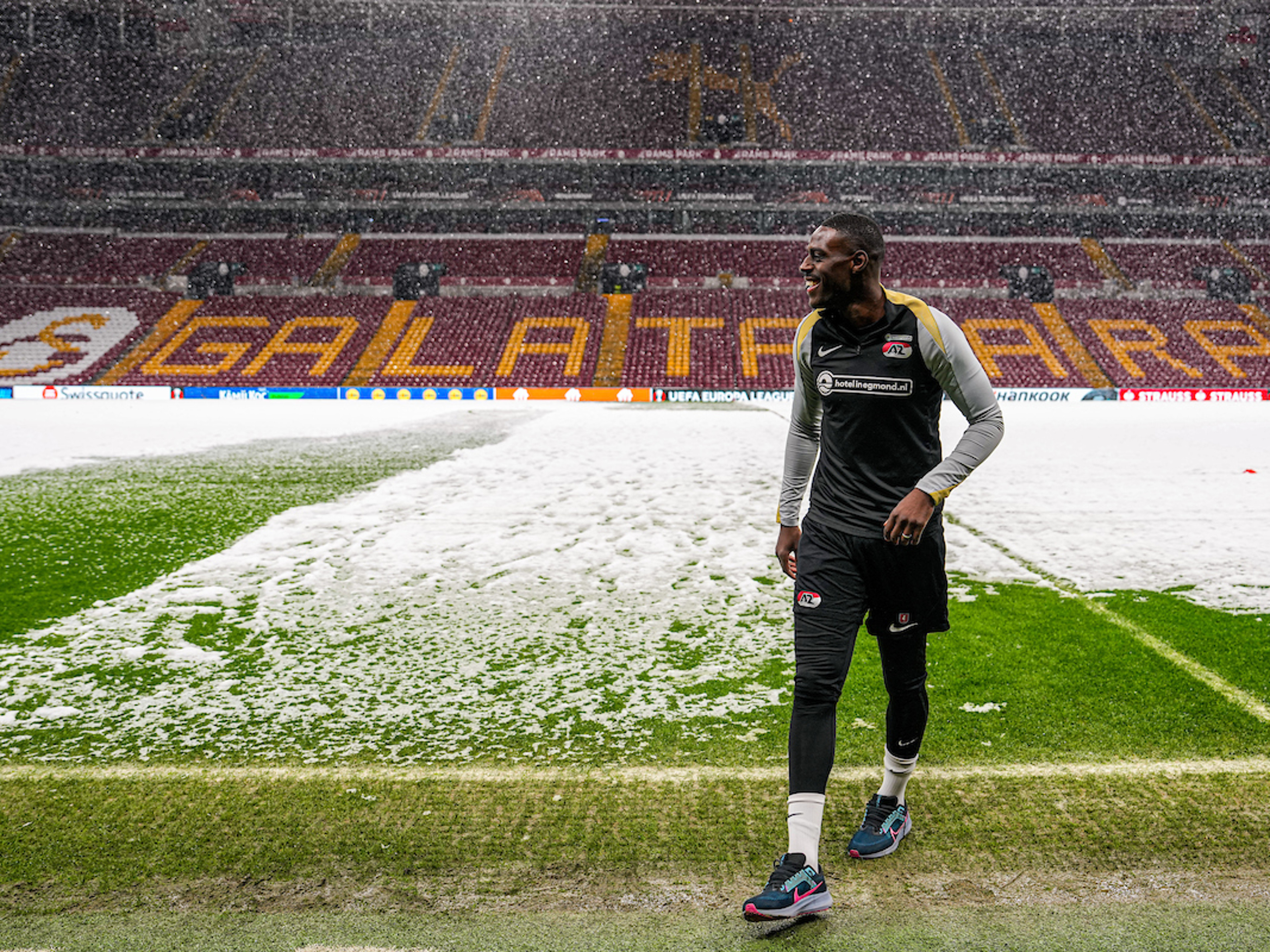 Martens maakt zich niet druk over pak sneeuw in het stadion van Galatasaray: ''We spelen niet vandaag, maar morgen''