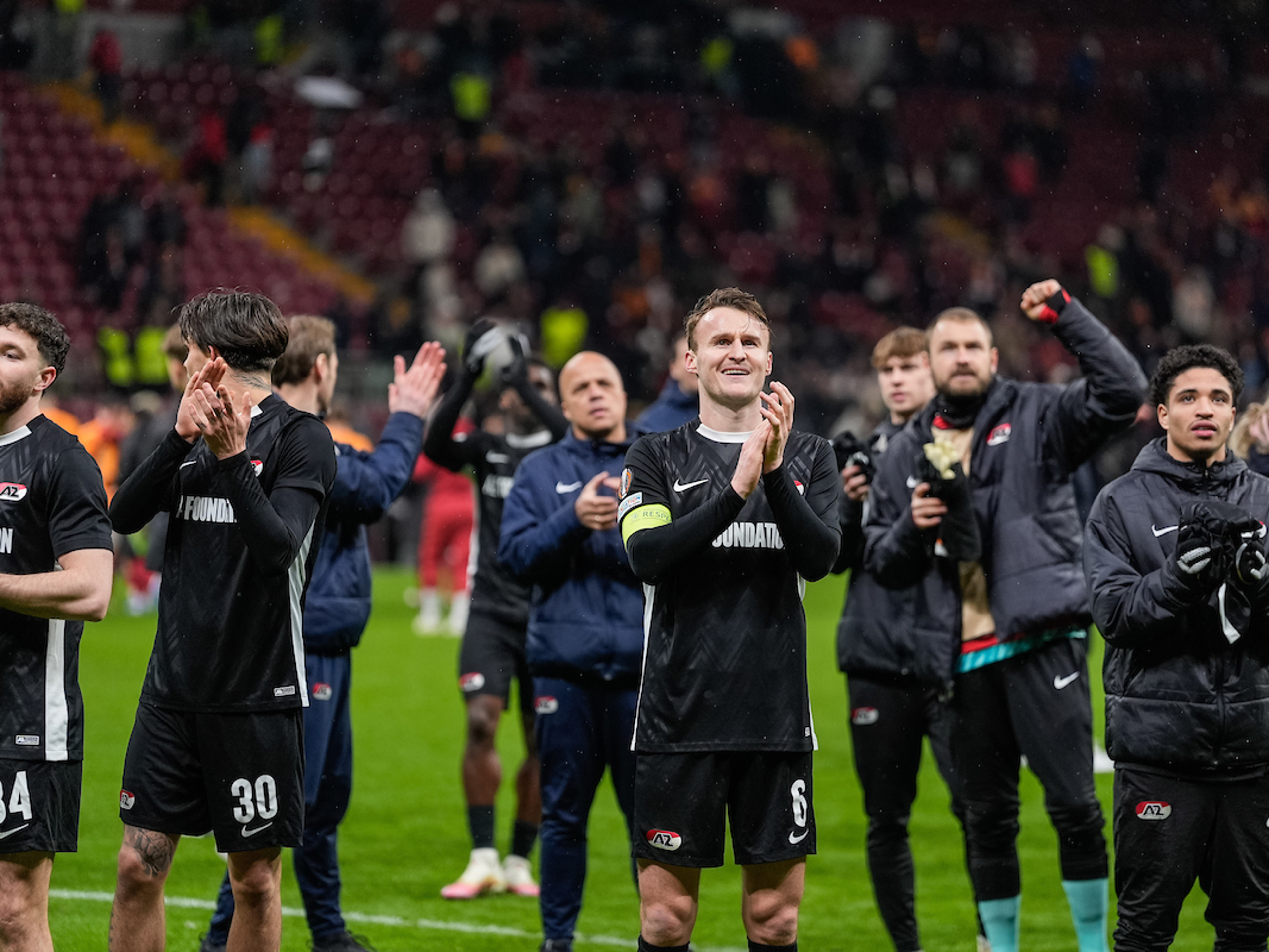 AZ houdt hoofd koel in kolkend stadion: “Mijn oren deden pijn van het gefluit”
