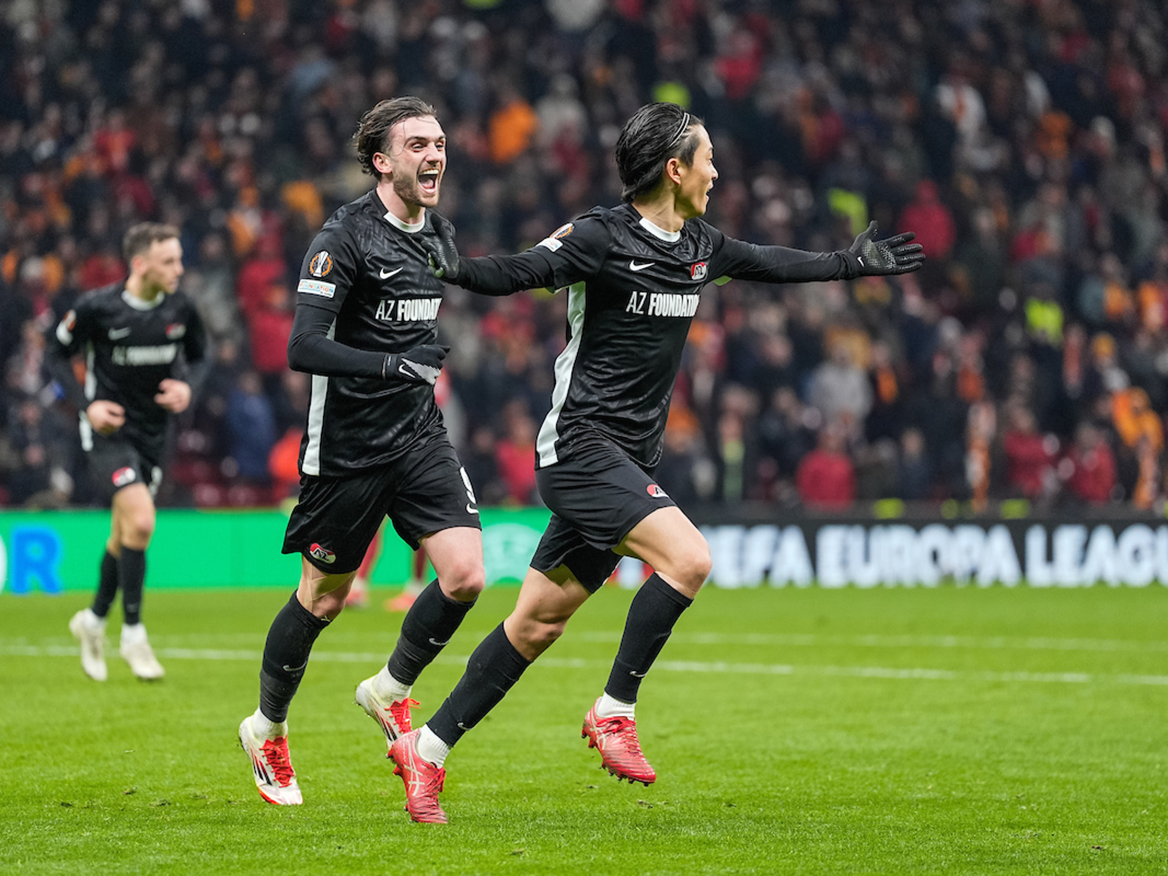 AZ overleeft Turks briesje en bereikt de achtste finale van de Europa League