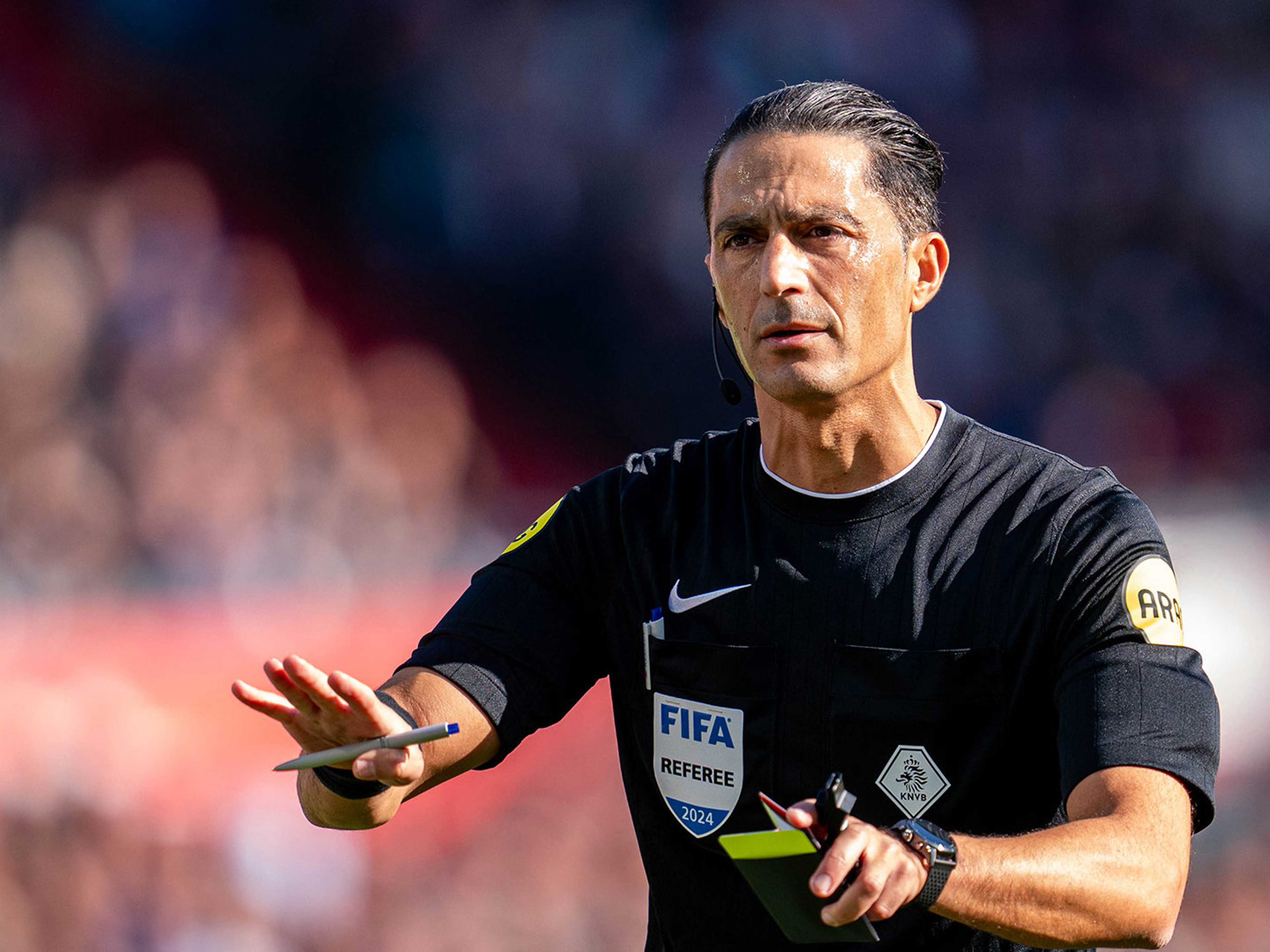 Serdar Gözübüyük fluit halve finale Heracles Almelo - AZ