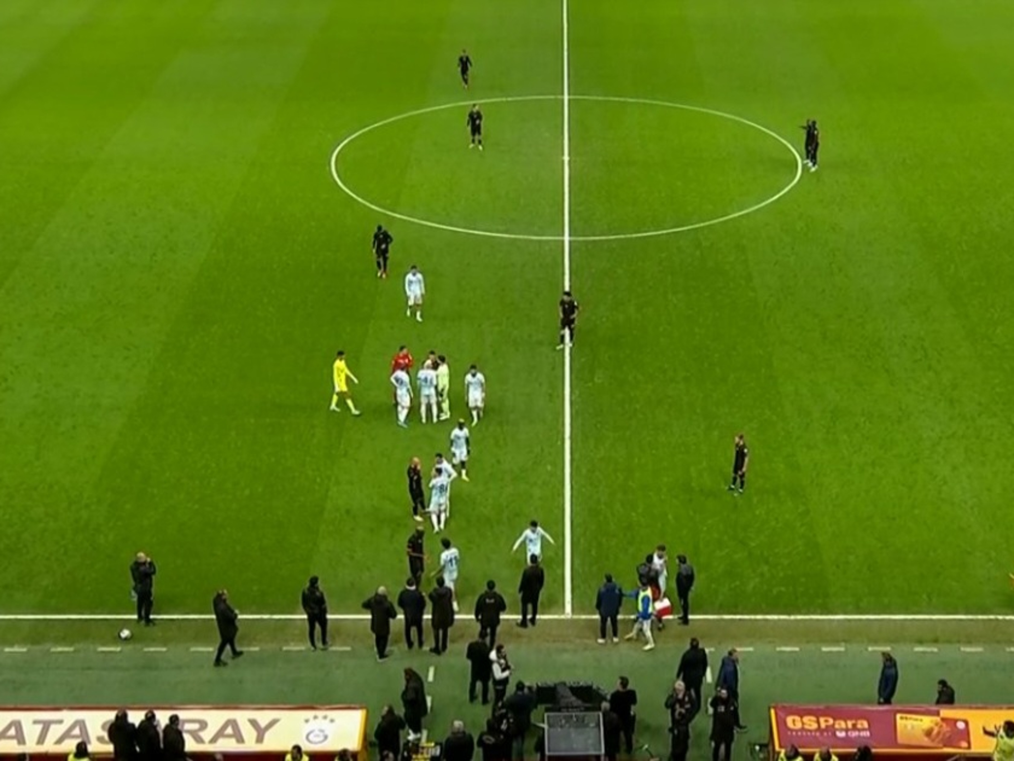 Curieuze aanloop naar clash in Alkmaar voor Galatasaray: Tegenstander stapt na een halfuur van het veld