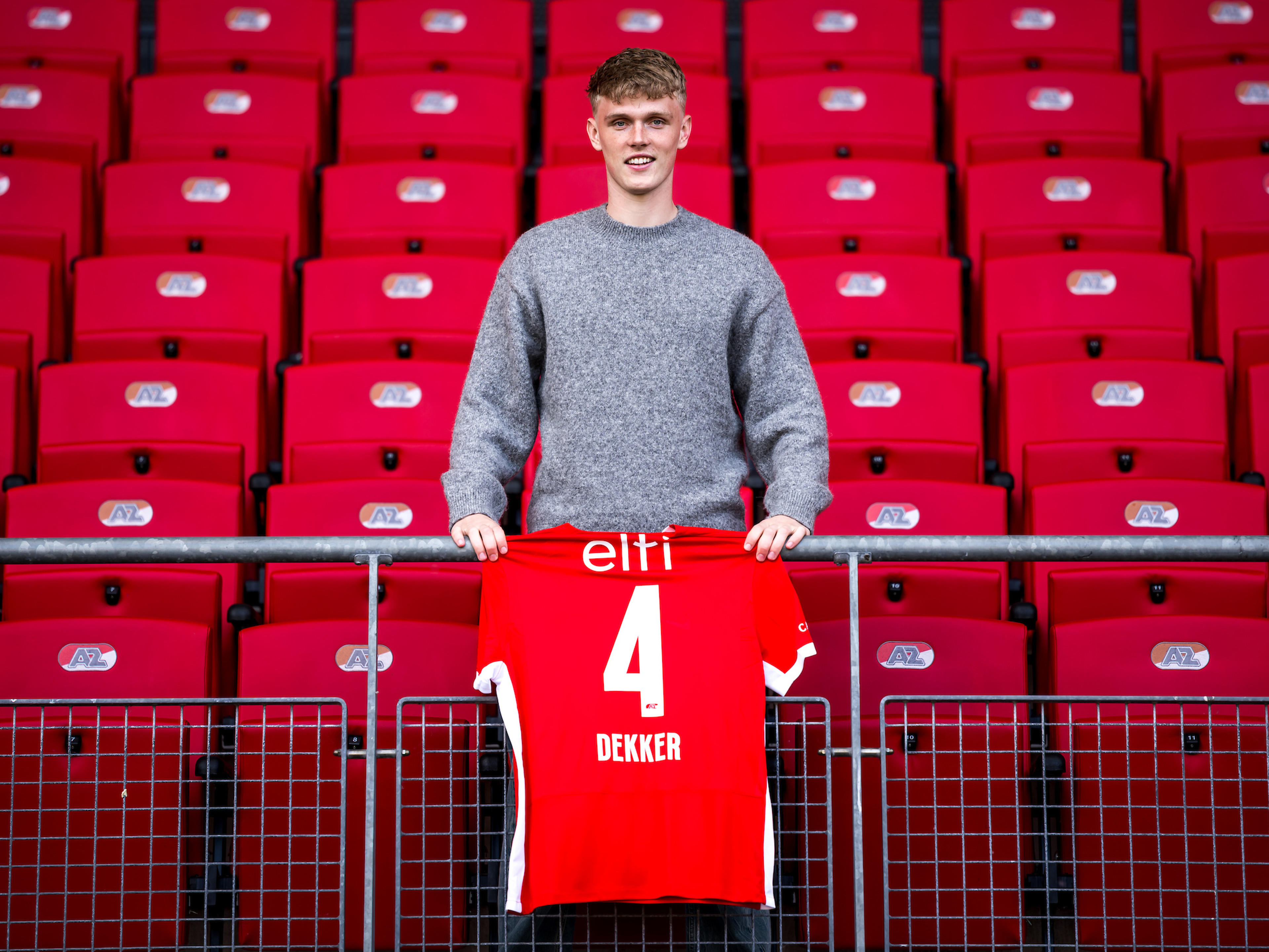 Maxim Dekker tekent nieuw contract bij AZ en krijgt rugnummer 4