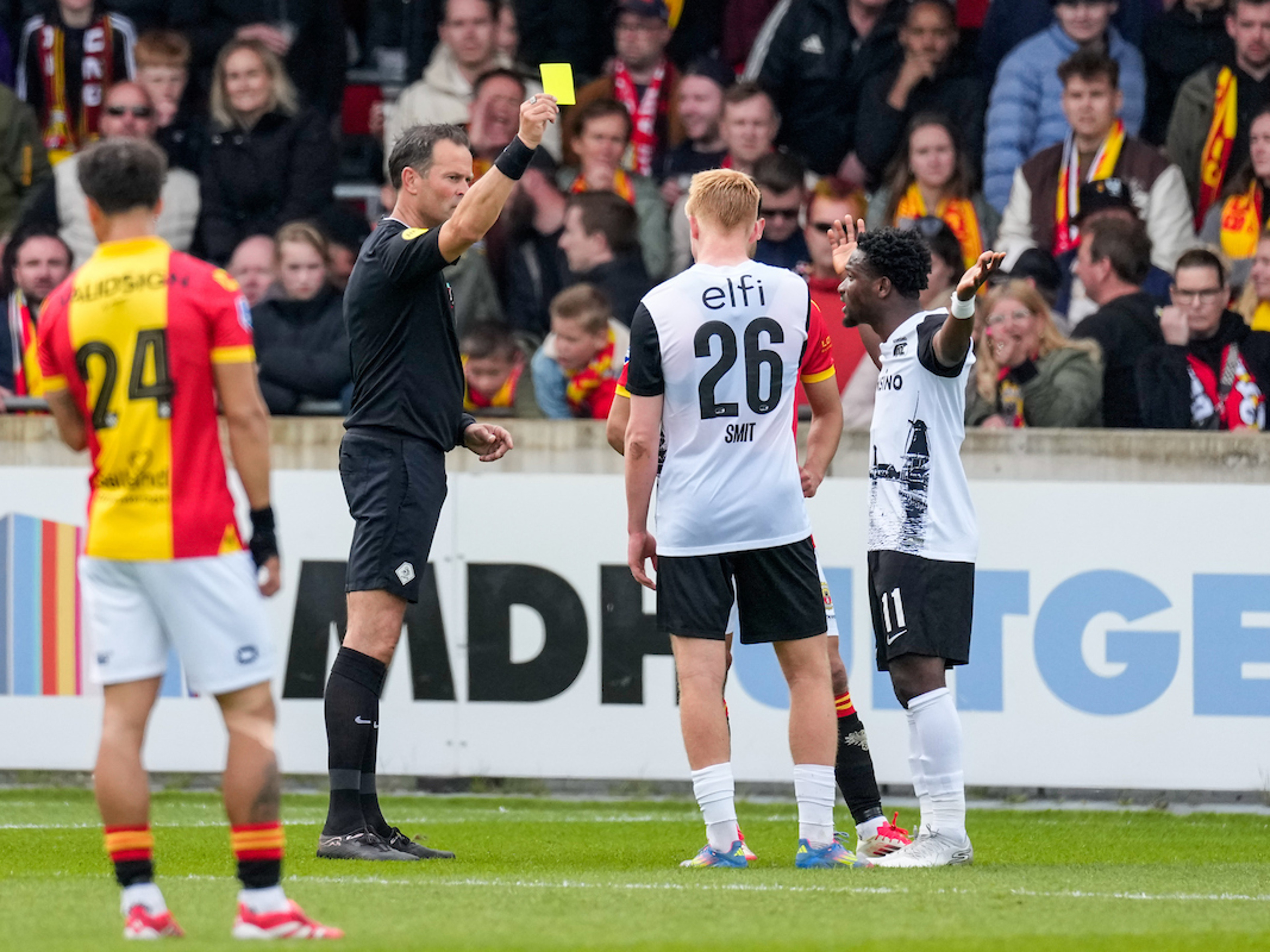 Racisme ontsiert 3-0 uitzege van AZ op Go Ahead Eagles