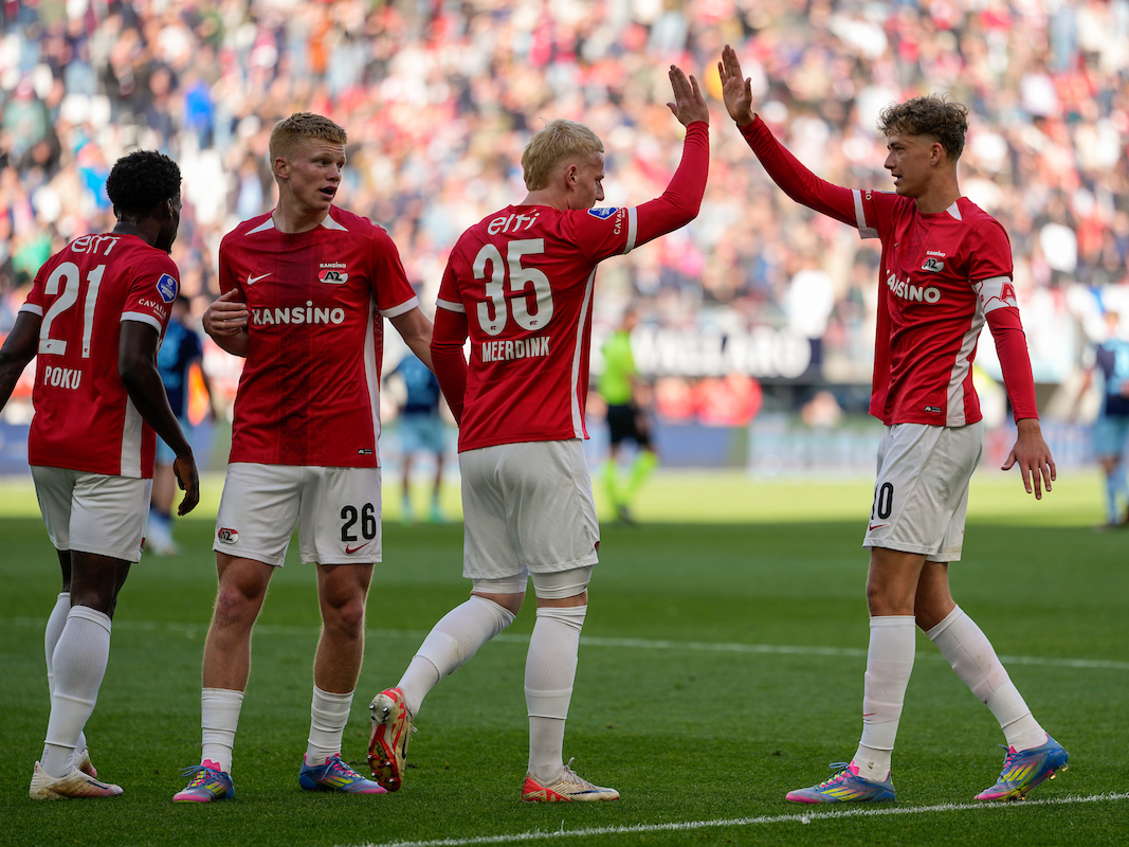 Hatrick Meerdink helpt AZ naar play-off finale in nieuwe veegpartij tegen Heerenveen