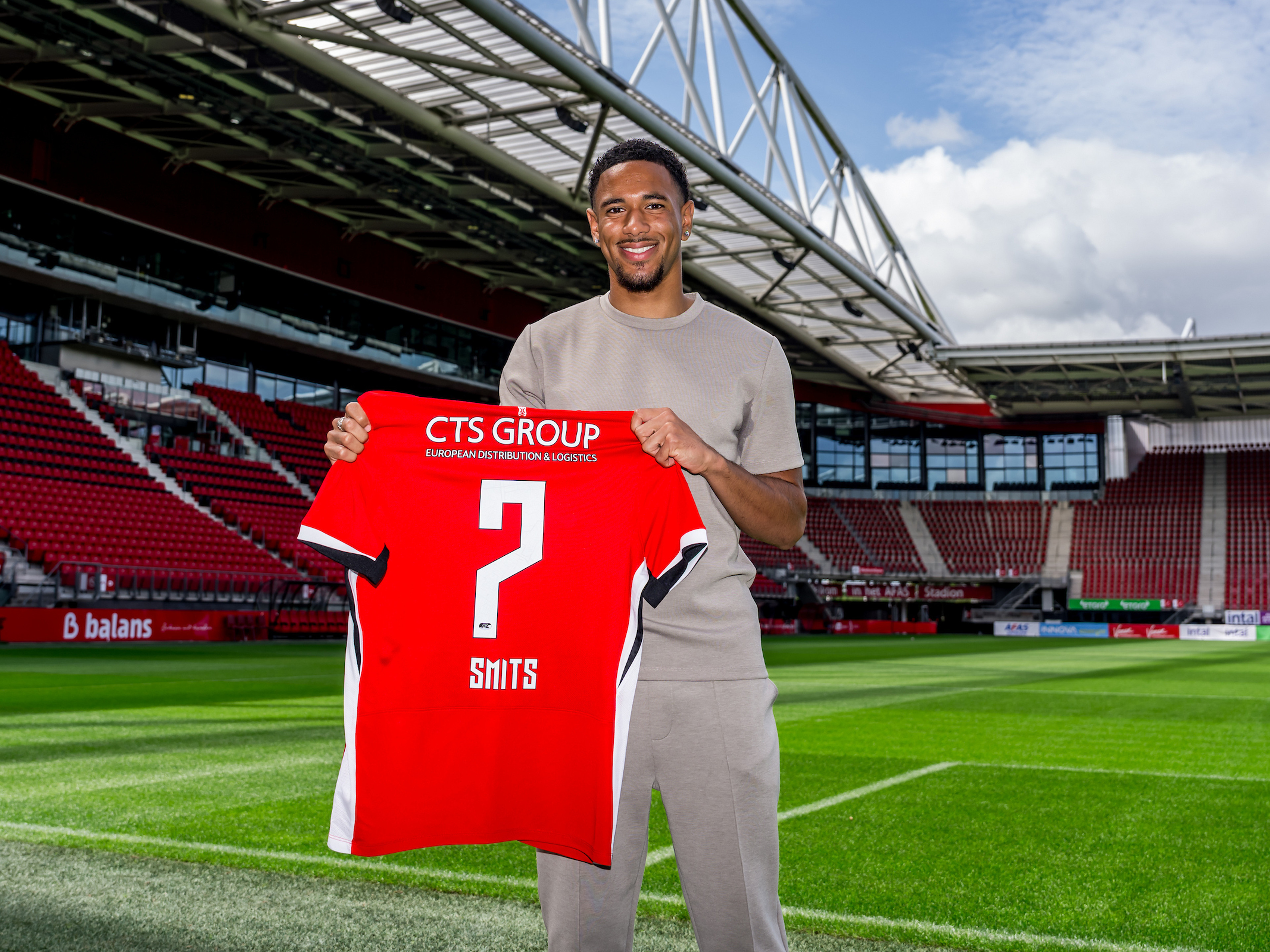 Jeugdspits Smits tekent nieuw contract: 'Voel me thuis bij AZ'